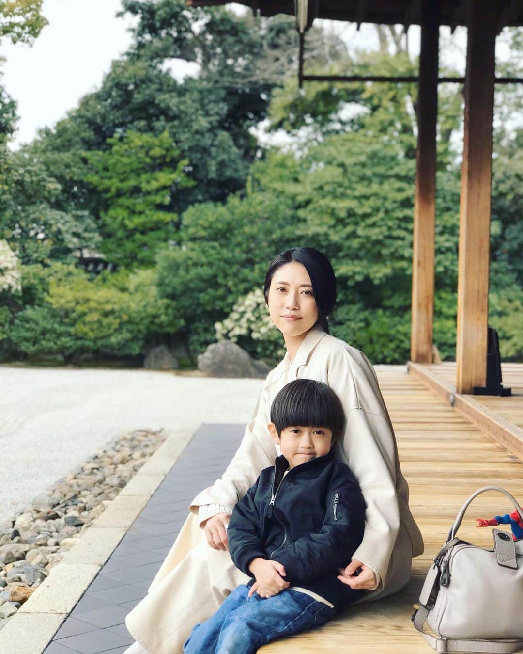 ryo0809appleさんのインスタグラム写真 - (ryo0809appleInstagram)「Congratulations! いよいよ、最年長児。 コロナの影響で昨日の進級式も縮小、クラス全員揃ってではなかったけど、年長さんになる自覚が本人の中に芽生えたようでした☺️ 最後の1年、お友達と一緒にいろんな事を楽しんで、君らしく過ごしてね！ ・ ・ ・ お友達のママのInstagramで知った、福岡市長もシェアしてるYouTuberのムギタローさんのコロナについての動画。 見たけどめっちゃわかりやすかったです！ 是非色んな人に見てほしいです。 『ムギタロー』で検索したら出てきます👇🏼 東大生ムギタローがわかりやすく教えるコロナの話 https://youtu.be/poN_Mf1BaGg ・ ・ ・ #幼稚園最後 #進級式 #年長 #年長さん #congratulations」4月7日 10時54分 - ryo0809apple