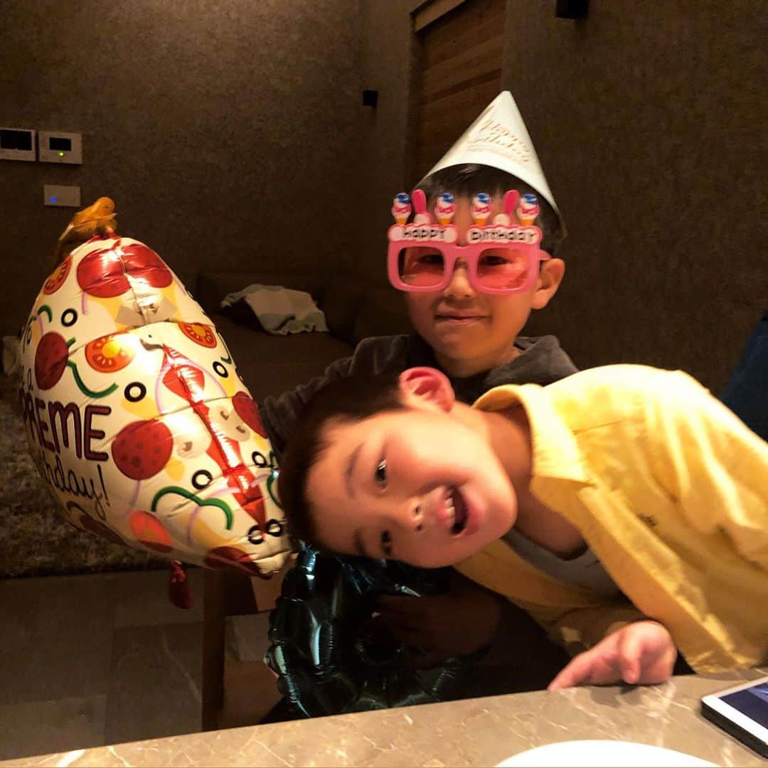 外村久美子さんのインスタグラム写真 - (外村久美子Instagram)「お誕生日🎂 Issei、8歳になりました！  今は落ちつかない不安な日々が続くけど、こうして無事にこどものお誕生日を家族で迎える事が出来る事に感謝して！ happy  birthday 🤗  8歳は優しい男になりたいらしい🤣 優しさはもう充分やで😂 ８年そして今日も楽しみを有難う❤️ 2020.4.6」4月7日 10時54分 - kummy153