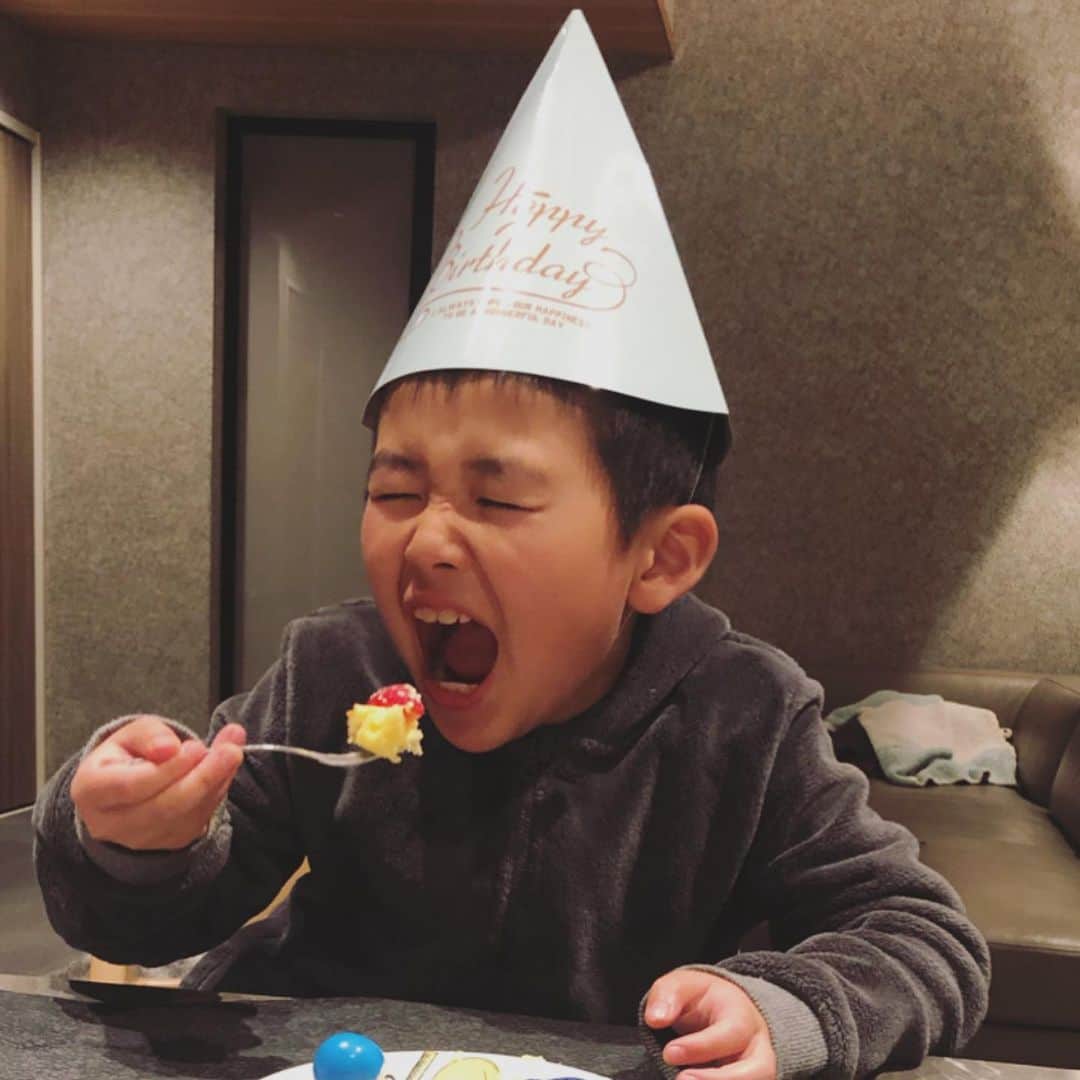 外村久美子さんのインスタグラム写真 - (外村久美子Instagram)「お誕生日🎂 Issei、8歳になりました！  今は落ちつかない不安な日々が続くけど、こうして無事にこどものお誕生日を家族で迎える事が出来る事に感謝して！ happy  birthday 🤗  8歳は優しい男になりたいらしい🤣 優しさはもう充分やで😂 ８年そして今日も楽しみを有難う❤️ 2020.4.6」4月7日 10時54分 - kummy153