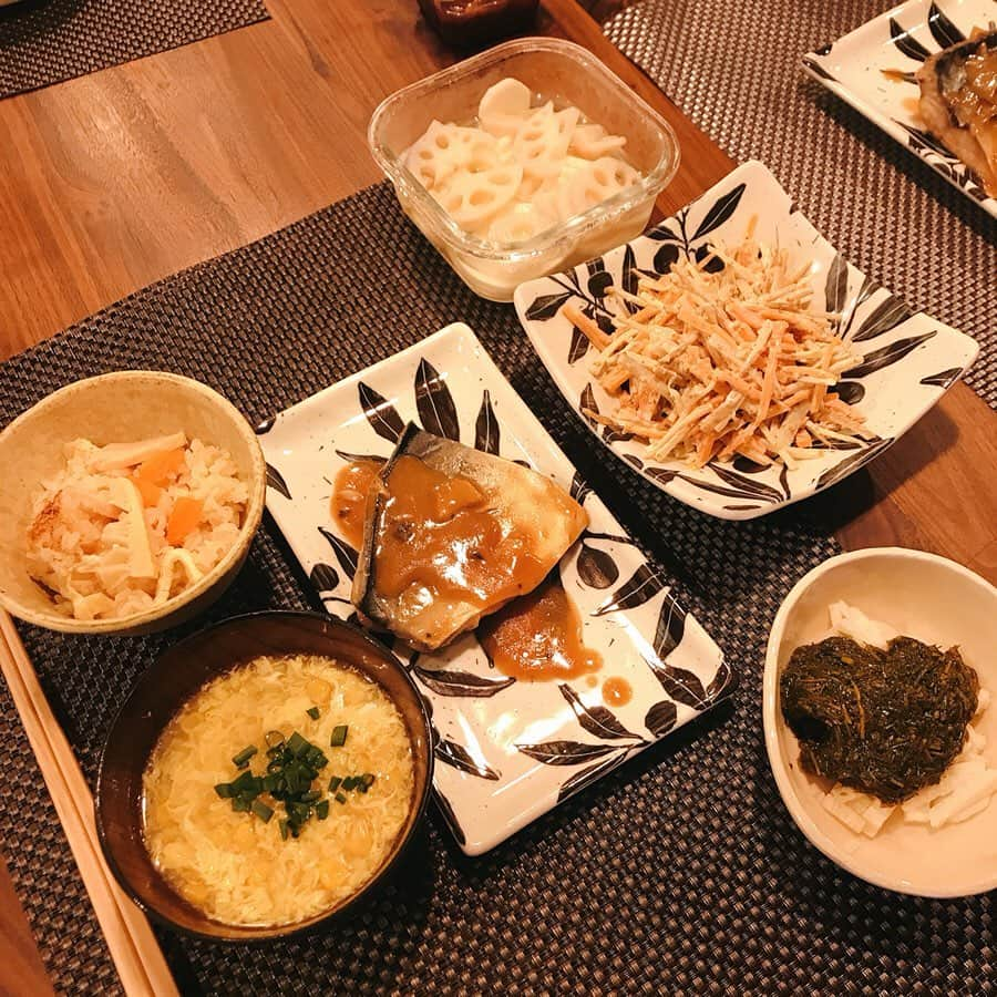 潮田玲子さんのインスタグラム写真 - (潮田玲子Instagram)「玲子飯。 最近載せてないねって気にかけてくれる人が何人かいたので久々に😅☝️ なんか大したもん作ってないしなーと思うと載せずらくなり？！写真撮るもののそのままにしておりました💦笑 最近美味しくできたのは鯖の味噌煮。今までで一番美味しくできたと自画自賛🤣 そして最近ハマってるポテサラ風おからサラダ🥗 こちら奥原選手のお母さんに教えてもらったレシピ😍☝️ヘルシーで栄養価も高くてなにより簡単って最高😁👏 せっかくなのでレシピも載せますね。 《ポテサラ風おからサラダ》 おからにシーチキンを汁ごと入れます。（おからパウダーではなく生のおからです）汁ごとってところがポイントです！おからのパラパラ感をしっとり感に変えてくれる☝️ スライスして塩もみしたきゅうり、玉ねぎ、人参などお好きな野菜を入れてお酢とマヨネーズ（1:2くらい）で和えて塩少々で整えたら完成です☝️ 酸っぱすぎるのが苦手な方はマヨ多めとかで調整してください☝️ お酢の代わりにレモン汁とかでも美味しい😋 ポテトサラダの行程と同じだけど時間は2分の1くらい？！ お芋蒸さないだけ早くできてなおかつヘルシーで栄養価も高いので皆さんのヘルシーライフにぜひ☝️ #玲子飯 #おからサラダ #ハマッてます #夕飯のおかず #今日は何にしよう #コロナで家にいる分 #料理に精を出す」4月7日 11時04分 - reikoshiota_official