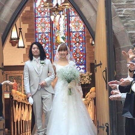 ホテルモントレウェディング【公式】 のインスタグラム：「♥ @montereyweddingをフォローして 『 #モントレ花嫁 』『 #ホテルモントレ』の タグをつけて投稿してくださいね＊*. . 💒👰ホテルモントレ グラスミア大阪 @grasmereosaka.wedding #卒花嫁 @emiko.demi さまより 素敵なお写真をリグラムさせていただきました！ . 大きなかすみ草ブーケは存在感大！ シンプル、そして華やかに✧* . ——————————. ◆ブライダルフェア予約はこちらをcheck＊* http://bit.ly/2xJi8pN ◆ホテルモントレ グラスミア大阪の公式HPはこちら* https://www.monterey-wedding.jp/grasmere_osaka/ ——————————. . #ホテルモントレグラスミア大阪  #グラスミア大阪 #大阪 #osaka #モントレ #モントレ花婿 #プレ花嫁 #卒花 #weddingdress #プラコレ #ウエディングニュース #marryxoxo #wedding #dress #結婚式場 #日本中のプレ花嫁さんと繋がりたい #ブライダルフェア #結婚式 #パーティ #披露宴 #2020年春婚 #2020年夏婚 #2020年秋婚 #2020年冬婚 #ホテルウェディング」