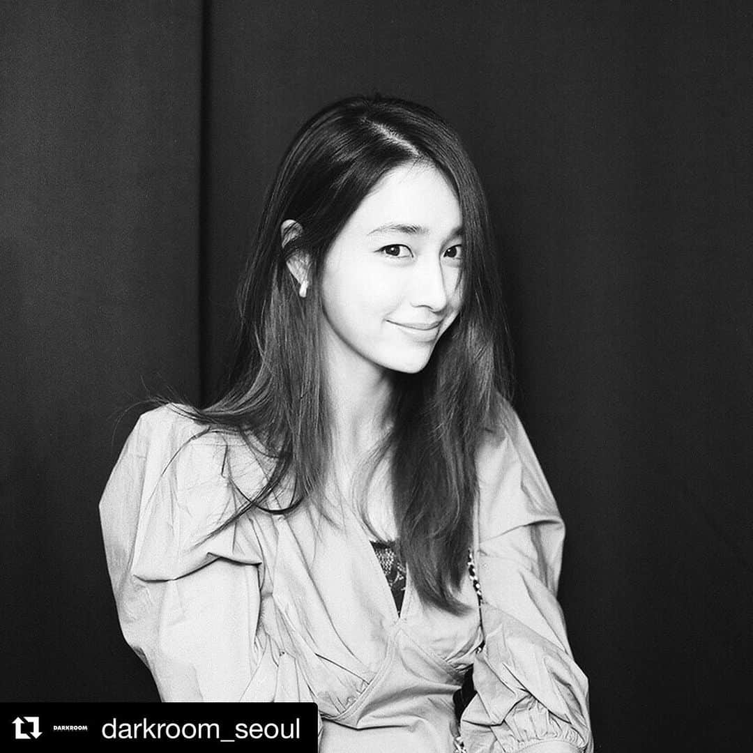 イ・ミンジョンさんのインスタグラム写真 - (イ・ミンジョンInstagram)「#Repost @darkroom_seoul with @get_repost ・・・ [#DARKROOM_seoul] ⠀ 사랑스러운 그녀, 여신 이민정님의 다크룸 현상클래스💕 @216jung ⠀ 오직 다크룸에서만 만날 수 있는 감각적인 흑백필름사진입니다🖤 ⠀ ⠀ SEE YOU IN THE DARK #DARKROOM ⠀ Open: 2-9pm everyday ☎️ : 070 4230 2019 ✔ : www.darkroomseoul.co.kr 📍 : 강남구 신사동 523-28번지 B1F ⠀」4月7日 16時45分 - 216jung