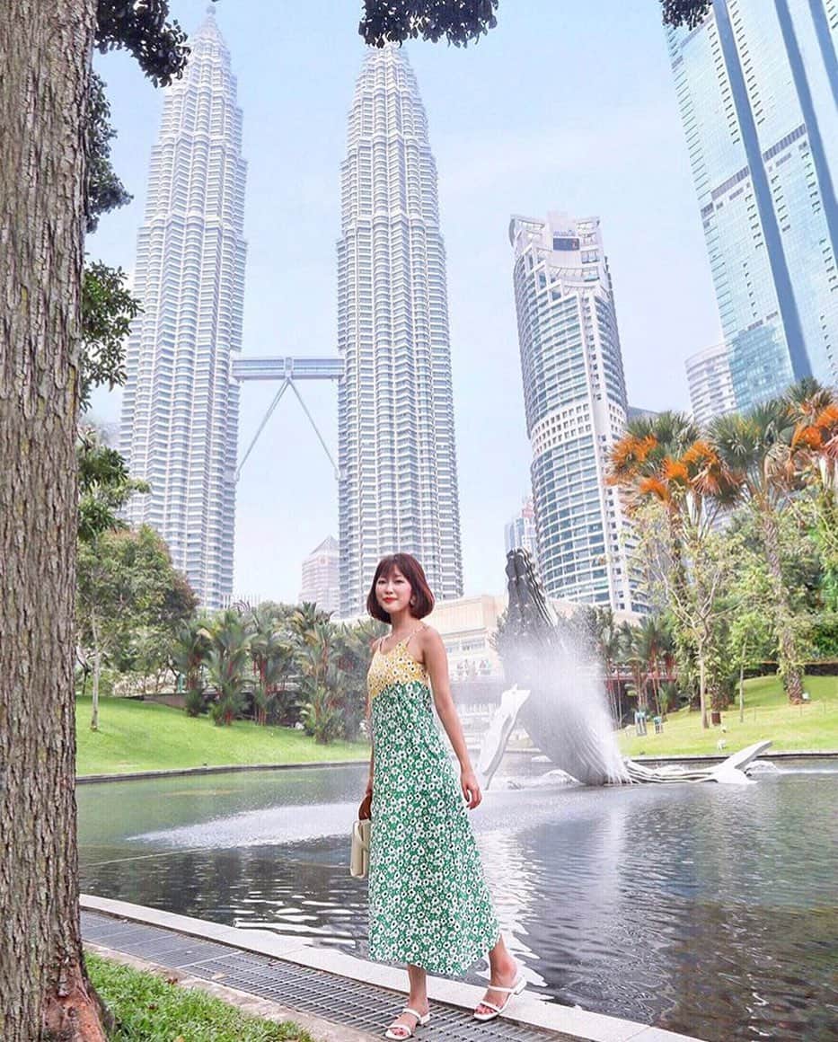 Stayway女子のインスタグラム：「"【📍 マレーシア・ペトロナスツインタワー】 . . 【📷 by @daisybunch】 . . —————————————————— 美しい建物を背景に ドレスを着て 写真を撮りたいですね！ ———————————————— 素敵な女子旅をされている方をご紹介させていただきます！✨ 写真は全てご本人に【掲載許諾】を頂いています #Stayway女子旅 というハッシュタグをつけて是非投稿してください♪ Instagram・Twitter・Stayway mediaにてご紹介させていただきます！ ——————————————————— 【Staywayとは？】 Staywayはホテルやゲストハウスなどの宿泊施設はもちろん、世界中のコテージ・ヴィラ・一軒まるごとレンタルに古民家なども検索できるサイト 価格・ロケーションなど幅広いニーズに答え、利用者にあった宿泊先を素早く見つけることが可能👍✨ 素敵な旅には素敵な宿泊施設を🌃 Staywayで探してみませんか？✈️ ——————————————————— #Stayway女子旅 #Stayway_マレーシア  #ペトロナスツインタワー #greece #petronastwintowers #trip #instatravel #旅 #旅行 #travelgram#mytravelgram #instatravel #instagenic#photogenic #ダレカニミセタイケシキ #写真好きな人と繋がりたい #カメラ好きな人と繋がりたい #フォトジェニックnia"」