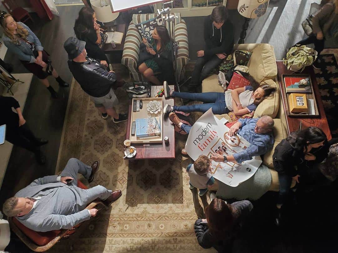 Nolan Gouldのインスタグラム：「2 days. A candid from above of one of the greatest room of actors right before our final scenes.」