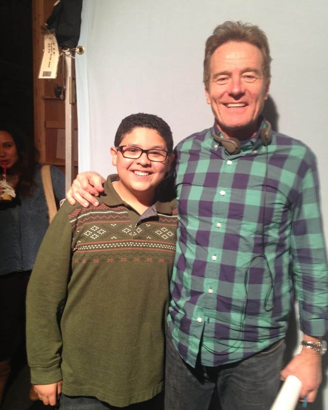 のインスタグラム：「Another highlight from being on @abcmodernfam has been the super awesome guest stars we’ve had over the years. It was always a pleasure to have someone new join our family! Pictured are only a FRACTION of the guest actors that we’ve had throughout our series run. Except for you @bryancranston, you only directed 😂」