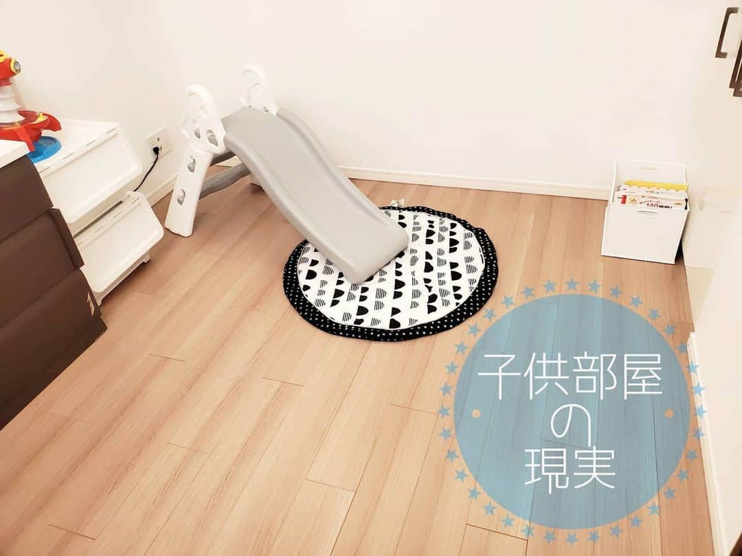 佐藤夏希のインスタグラム：「【子供部屋】 片付けても片付けても…（笑） ↑これはどこのご家庭も一緒よね？？そうだと信じてる。  朝起きて30分で泥棒さんが入っちゃったかのような状態に…😂 汚い画像でごめんなさいね😂💦 でも2歳の男の子の子供部屋って現実こんな感じよ😂（笑） . . ■お昼寝中に1回リセット！ ■すばるんが夜寝たら最後のリセット！  で綺麗を保つようにしてます😊💓 でも もう今日はいっか…😰 って日もある←これも現実。 * * * #子供部屋#おもちゃ#アンパンマン#アンパンマン大好き#リセット#おうち遊び#男の子ママ#お片付け#2歳#ママライフ#子供のいる暮らし#キッズスペース#キッズルーム#ホワイトインテリア#kidsroom#男の子」