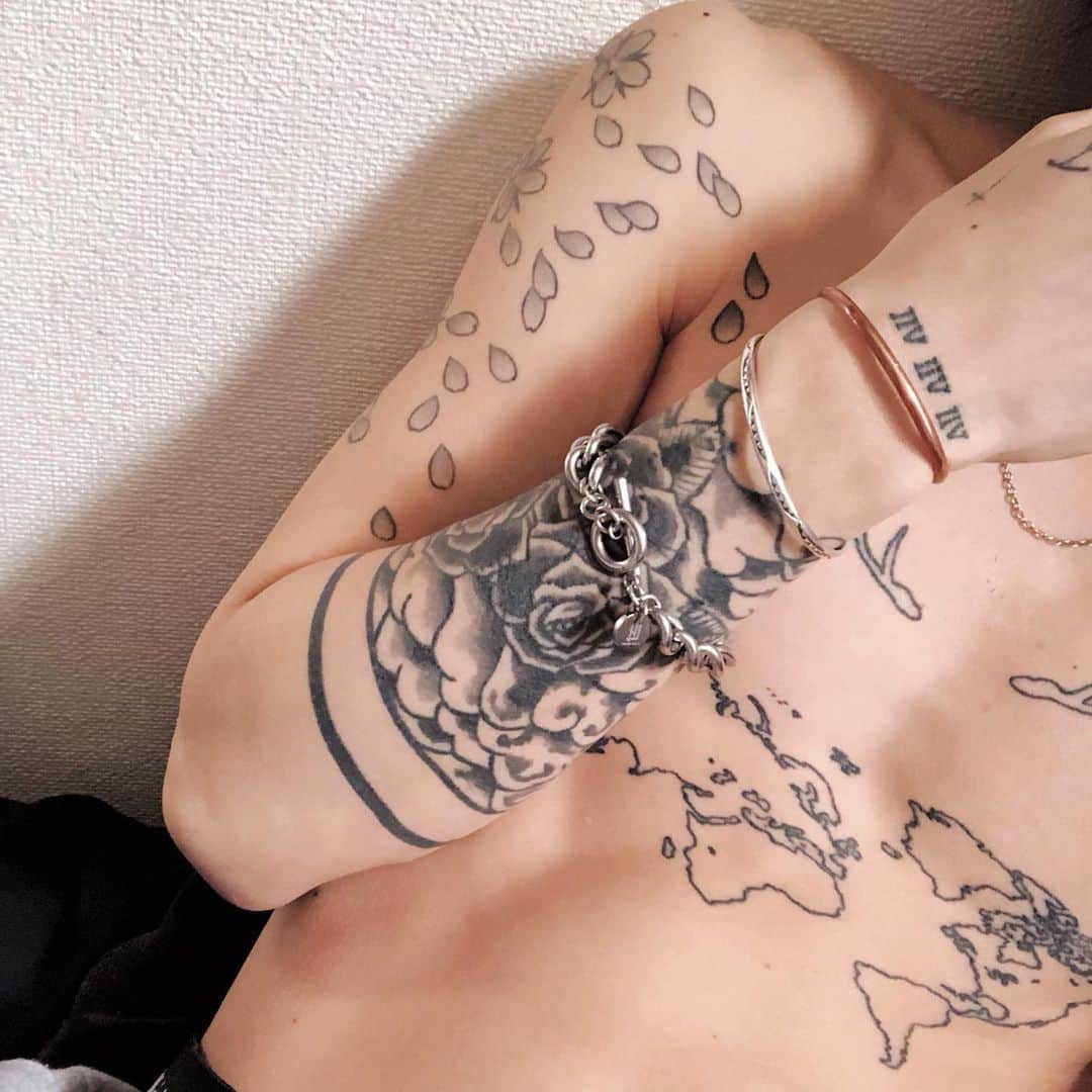 加藤 聖也さんのインスタグラム写真 - (加藤 聖也Instagram)「. ちらほら連絡いただくので 俺のtattoo投稿😂🙏🏻 #tattoo #tattoos #ink #art #tattoodesign #昼間っからすみません😩 #ほぼ服着てない🙈」4月7日 11時31分 - se1ya_kato