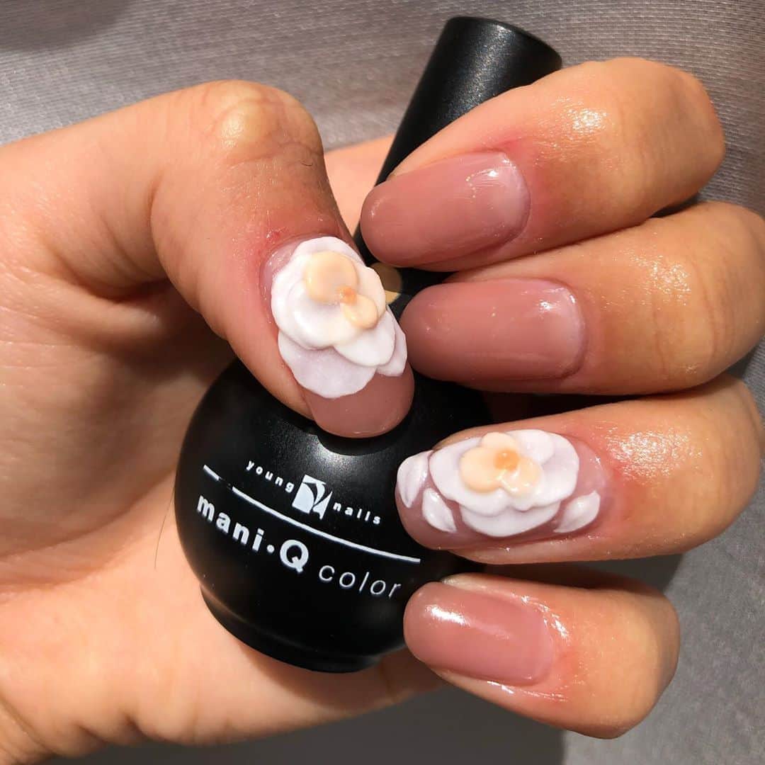 ケリーアンのインスタグラム：「#gelnails #acrilicnails #3dnails #nailart #ジェルネイル #3dネイル お花作るの本当に楽しい！！！🌼」