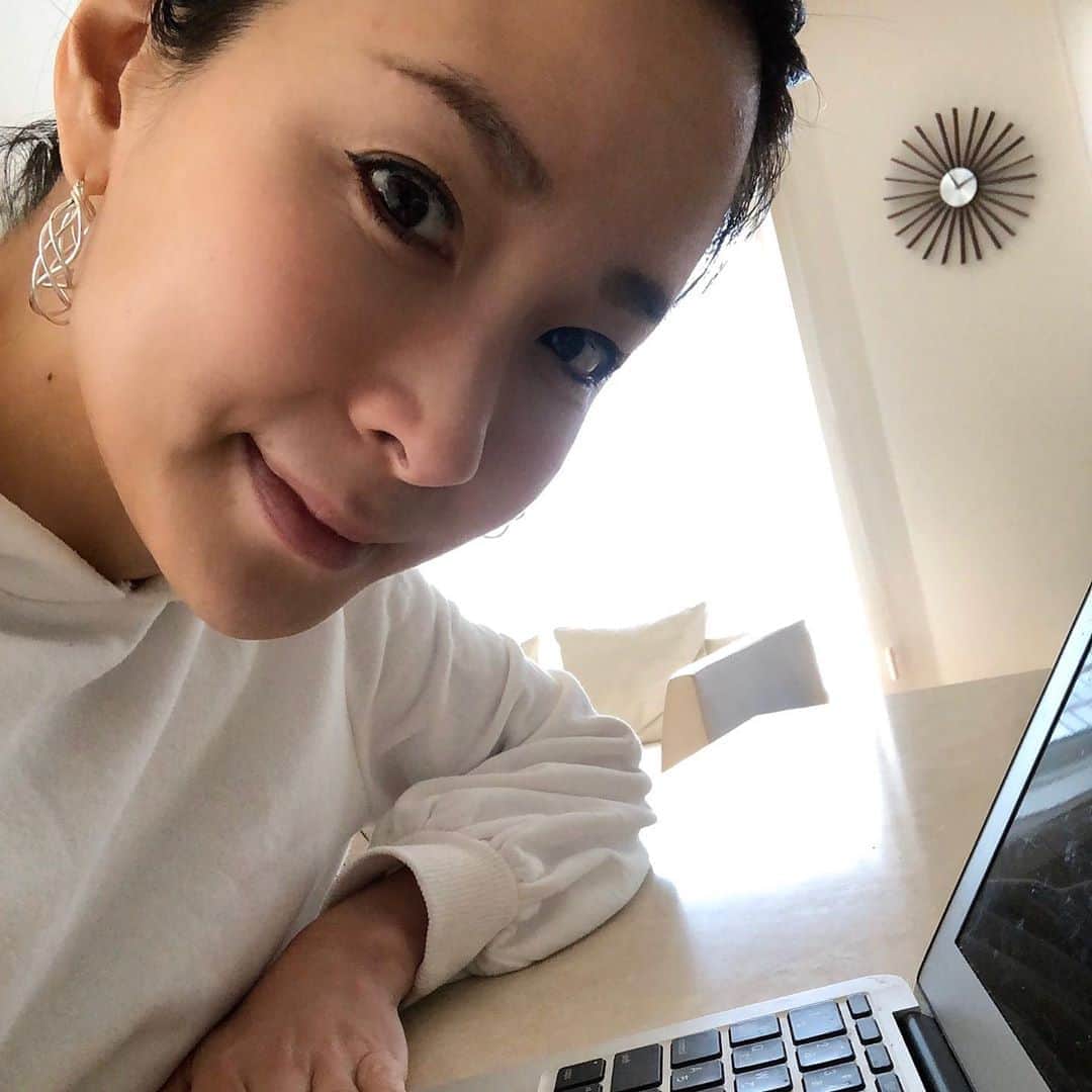 のインスタグラム：「遅ればせながら初Zoom! お茶の先生がZoomお稽古をしてくださいました。先月もお休みだったから、久しぶりにみなさんのお元気そうな顔を拝見できて嬉しい時間。アナログ人間の私からすると、すごい時代だ！  #zoom #茶道　#zoomでお稽古　#子供は学校のネット学習　#これが令和か #内田恭子　#kyokouchida」