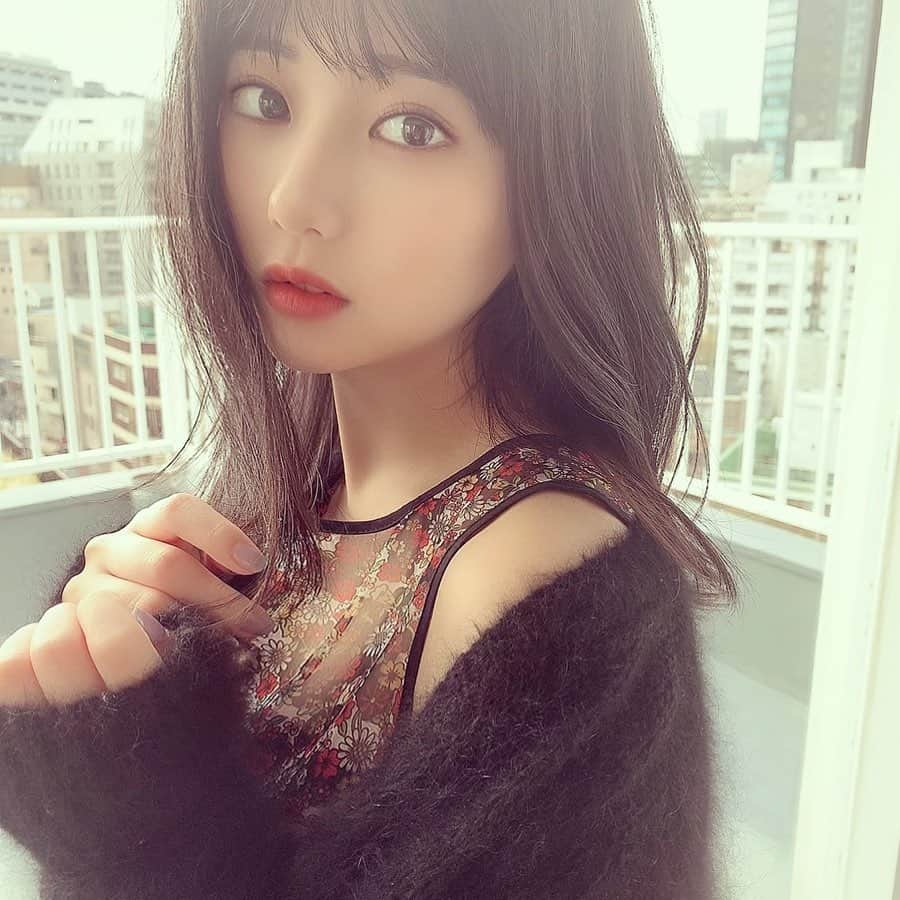 田中美久さんのインスタグラム写真 - (田中美久Instagram)「❤️🖤. . . 漫画アクションさんで表紙を担当してま〜す！. . 漫画アクションさんでは沢山表紙を担当させて頂いて本当に光栄ですし、今回は高校卒業して初めて出る表紙の雑誌なので皆さんゲットしてね〜。😎. . 大人みくりんオフショットあげる . #漫画アクション #表紙　4月7日発売❣️ 漫画アクション大好き😘」4月7日 12時01分 - mikumonmon_48