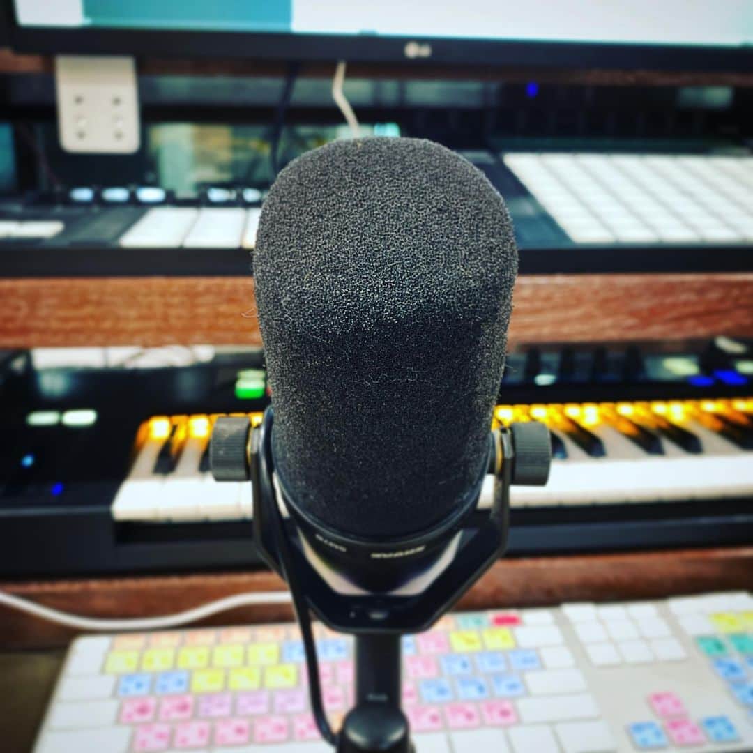 マイク・シノダのインスタグラム：「I’ve been making instrumental songs every day around 10am, and it’s been keeping me sane. It started as an experiment, but now it’s an important part of my daily routine. To everyone tuning in on Twitch (officialMikeShinoda), YT (same), Periscope or FB: thanks! 🙏🏽❤️ #stayhome #withme」