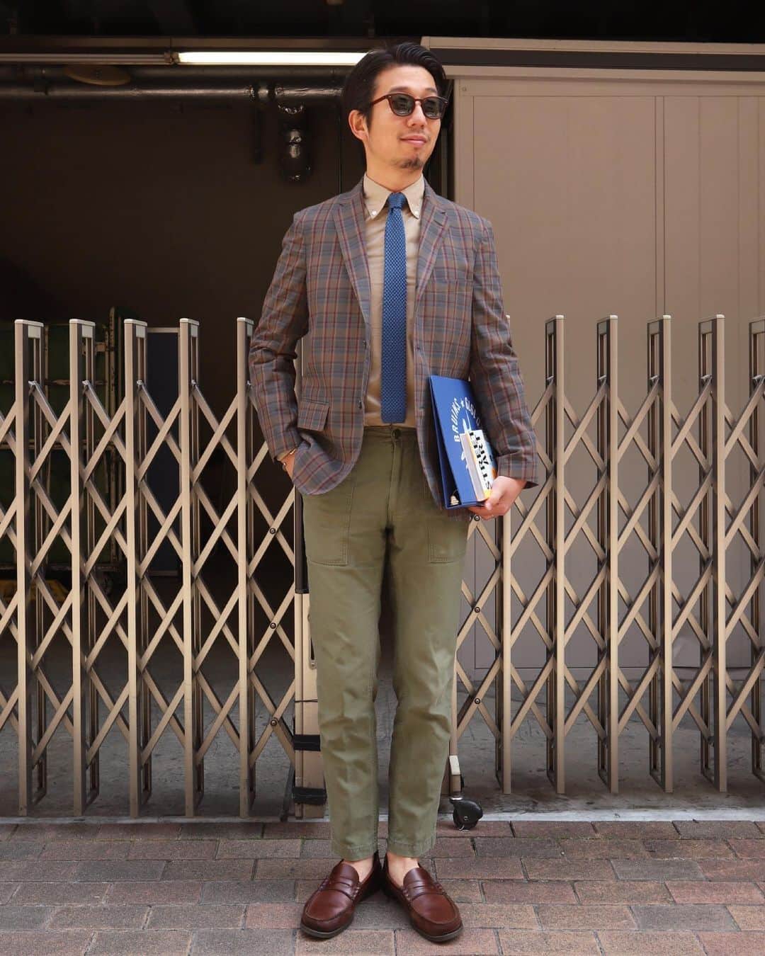 のインスタグラム：「本日のSTYLE  気を引き締めタイとお気に入りのジャケットでコーディネート。  短縮ながら営業しておりますのでお近くの際はお立ち寄りくださいませ〜  #jacket#shirt#soutiencol #tie#workersjapan #pants#fobfactory #shoes#paraboot #glasses#kearny #ivystyle#trad#surf #Freeport#tokyo#上野セレクトショップ」