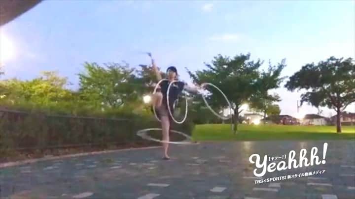のインスタグラム：「【ONE  ACTION】たくさんのフラフープを身体中で自在に操る！ ﻿ とっても華麗な軟体技を披露！！ ﻿ 常人技とは思えない軟体技をしながら、手、足を使ってフラフープを回す高度なテクニックがすごい！ ﻿ ﻿ 『神谷梨帆（かみやりほ）』 ﻿ 幼少期から新体操を始め、現役時代は全国トップクラスで活躍。 ﻿ 現在はフラフープのパフォーマンスや新体操の指導などを行なっている。新体操の経験を活かした軟体技と、 ﻿ 新体操競技にはない複数のフラフープを使ったパフォーマンスが魅力。 ﻿ ﻿ ↓アナタの動画も受付中！ ﻿ http://www.tbs.co.jp/Yeahhhsports/ ﻿ #TBS #Yeahhh #フラフープ #フープダンス #神谷梨帆 #hoop #fooping #fulafoop #foopdance #新体操 #スゴ技 #sports #投稿動画」