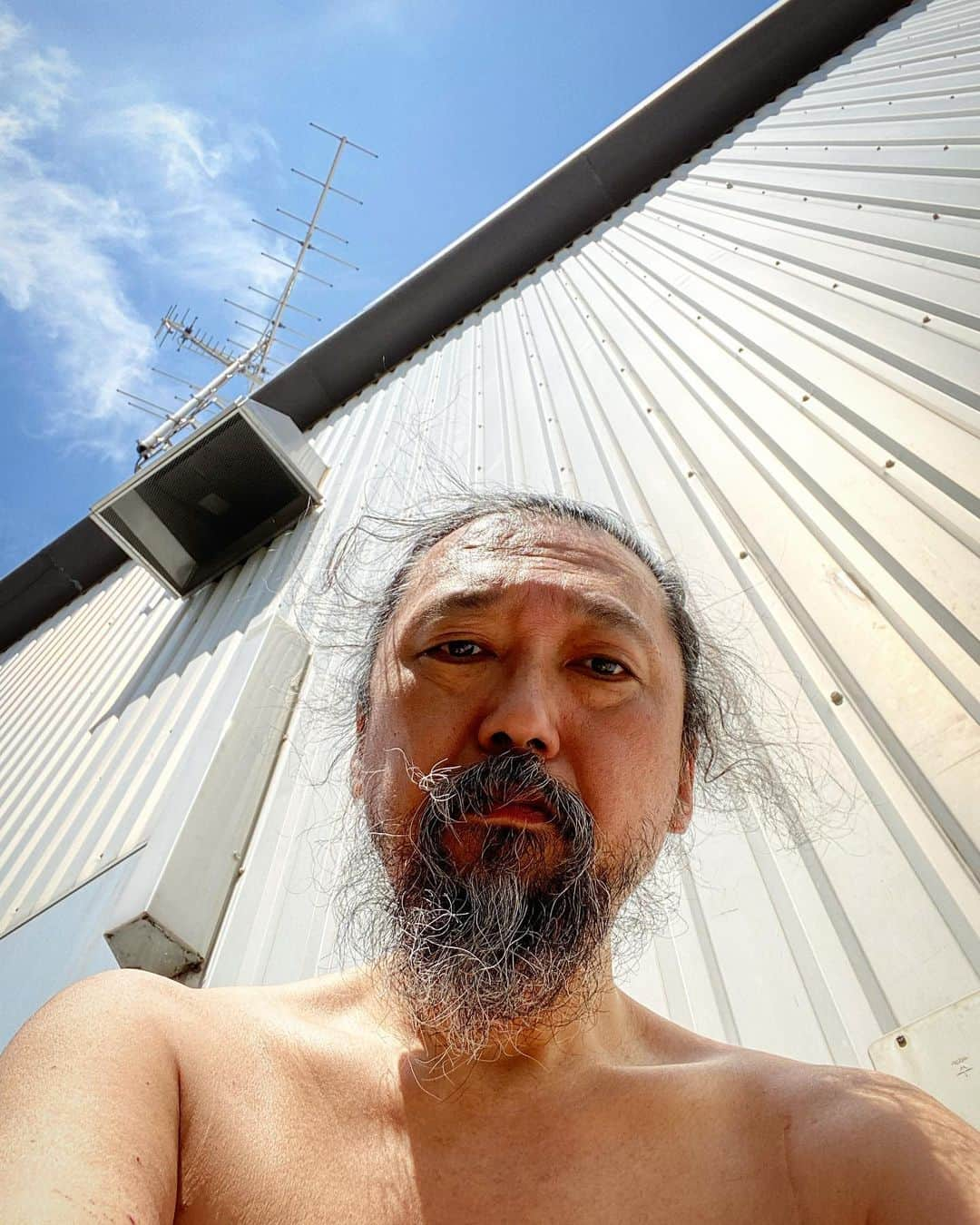 村上隆さんのインスタグラム写真 - (村上隆Instagram)「Today, the blue sky is so beautiful that I'm sunning on the veranda of the studio.  今日は青空が綺麗なので、スタジオの踊り場で日向ぼっこしてます。」4月7日 12時12分 - takashipom