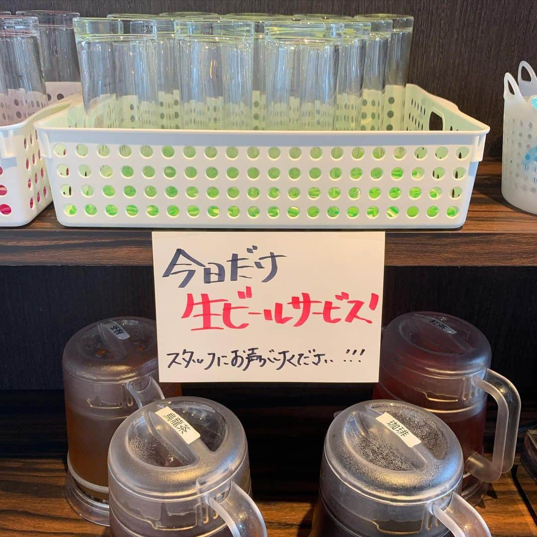 くろさんのインスタグラム写真 - (くろInstagram)「ラムハンバーグ定食B🍚800円 何と！今日だけ生ビールサービスですって🍺 責任者いなければ呑みたかったっす😅 ってか、生ビール頼むのは女性だけっwww 悔しいので烏龍茶おかわりしてやりました😑 でもって、明日から5/6まで在宅勤務なので新橋ランチも当面お預けです。 #ラムハンバーグ定食 #特製ジンタレに鬼おろしがアクセント #熱々鉄板 #しずる感 #ハンバーグ定食 #定食にはご飯サラダ小鉢スープ #スープおかわり自由 #フリードリンク付き #ハンバーグランチ #ジンギスカン霧島 #ジンギスカン霧島新橋店 #新橋ランチ #イータス新橋 #イータス新橋5階」4月7日 12時15分 - m6bmw