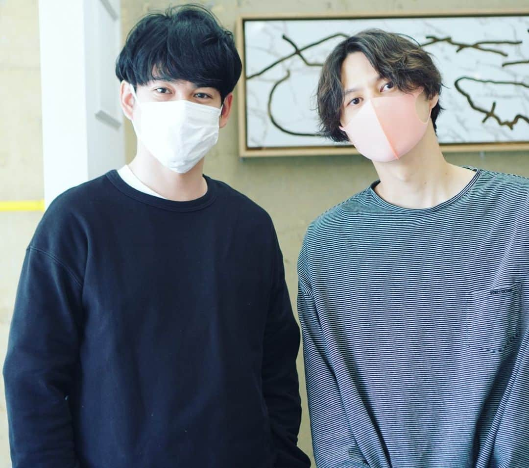 坂口和也のインスタグラム：「先日、次へ向けてgricoエザキさんにカットして頂きました✂︎ このご時世の中、安心して行けるお店を作って迎えて下さって、髪の毛だけでなく心も整えて頂いた気がします✨ 引き続き予防と不要不急の外出を避けて、コロナに負けず頑張って行きたいと思います‼️ #grico #原宿 #美容室 #俳優 #マスク #予防 #手洗い #うがい #楽しみが待ってる #一歩ずつ #大切に」