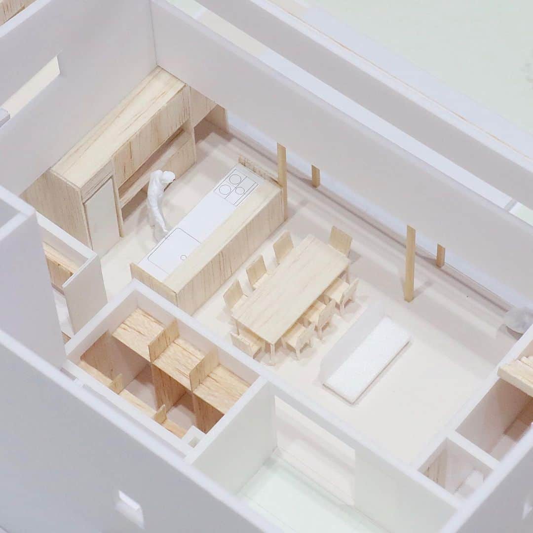伊藤瑞貴建築設計事務所のインスタグラム：「今日は、大安吉日。  越前市M Houseの建て方です。  大工さんまでもが全員マスク姿の生涯思い出に残る建て方となりました！  完成は、コロナがうまく治まれば、9月末です。  ーーーーーーーーーーーーーー Mizuki ito Architects URL: http://miaaa.biz/  ーーーーーーーーーーーーーー @mizukiitooo ーーーーーーーーーーーーーー #福井県坂井市 #福井市 を中心に活動している #伊藤瑞貴建築設計事務所 です。 #住宅・ #クリニック ・ #オフィス 等、 #シンプルで #モダン で #サスティナブル ( #パッシブハウス )な #木造建築 を中心ご提案させて頂いております。 #建築家とつくる家づくり。  #セミオーダー #デザイン #インテリア #建築家 #つながる家プロジェクト #ロングライフデザイン #スローライフ #緑のある暮らし #マイホーム #マイホーム計画 #福井県 #architects #architettura #architecture #green #architects #architecture #archilovers  #simple #simplelife #伊藤瑞貴建築設計事務所」