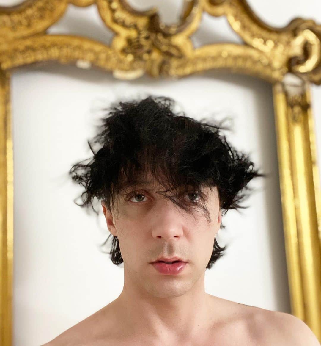 ジョニー・ウィアーさんのインスタグラム写真 - (ジョニー・ウィアーInstagram)「6.4.2020 Yo necesito haircut | #pelo #haircut #goodnight」4月7日 12時28分 - johnnygweir