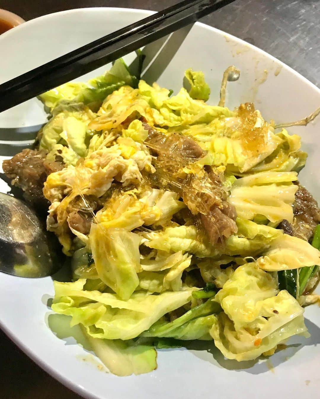 Li Tian の雑貨屋さんのインスタグラム写真 - (Li Tian の雑貨屋Instagram)「The stir fry beef with cabbage was honestly much better than the media-hyped braised pork rice but are something that can be whipped at home. Ideas, maybe? 💡 • • • • • #dairycreameatsthai #thailand #chiangmai #travel #igersjp #chiangmaithailand #yummy #igfood  #foodporn  #instafood #vscofood #bonappetit #delicious  #sgfoodies  #delicious #cafe #sgtravel #gourmet #thai #thaifood #thailandtravel  #streetfood #ricebowl」4月7日 12時45分 - dairyandcream