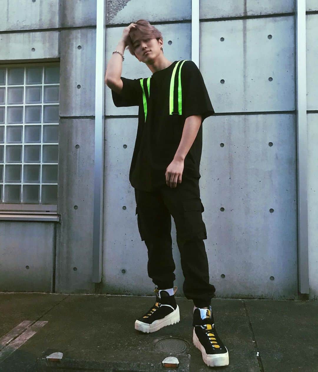 のインスタグラム：「In my own realm. ⚔️⚔️⚔️ . Dat drip 💉 . みんなどっちのポーズがすき？🤔 . . . . .  #scelytokyo #junkymood #fit #cordinate #streetwear #streetfashion #fashion #davidharada #onitsukatiger #asianboy #drip #model  #コーデ  #コーティネート  #シルバー  #ストリートファッション  #ストリートコーデ  #ストリート  #ファッション #맞팔 #선팔 #맟팔환영 #서울 #부산 #셀카 #셀스타그램 #얼스타그램 #셀피 #협찬 #outfits」