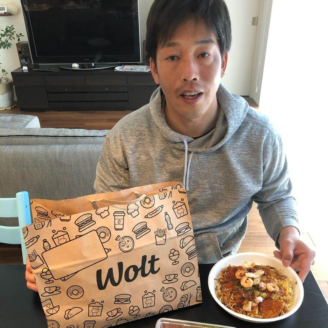 天谷宗一郎さんのインスタグラム写真 - (天谷宗一郎Instagram)「Woltで「お好み焼きウィーク」がはじまったのでお好み焼きをデリバリー🍽  僕の最近のお気に入りは海鮮をたくさん使ったお好み焼きです。 皆さんはどうですか❓  来週まで配達料金が無料です！！ AMAYAN  このコードを入れたら更に1000円割引です。  こんな時だから、地元のお店をサポートしましょう💪 #Wolt広島 #PR #おこみ焼き #娘が撮影のためぶれる #stayhome  #頑張ろう！！」4月7日 12時39分 - soichiroamaya