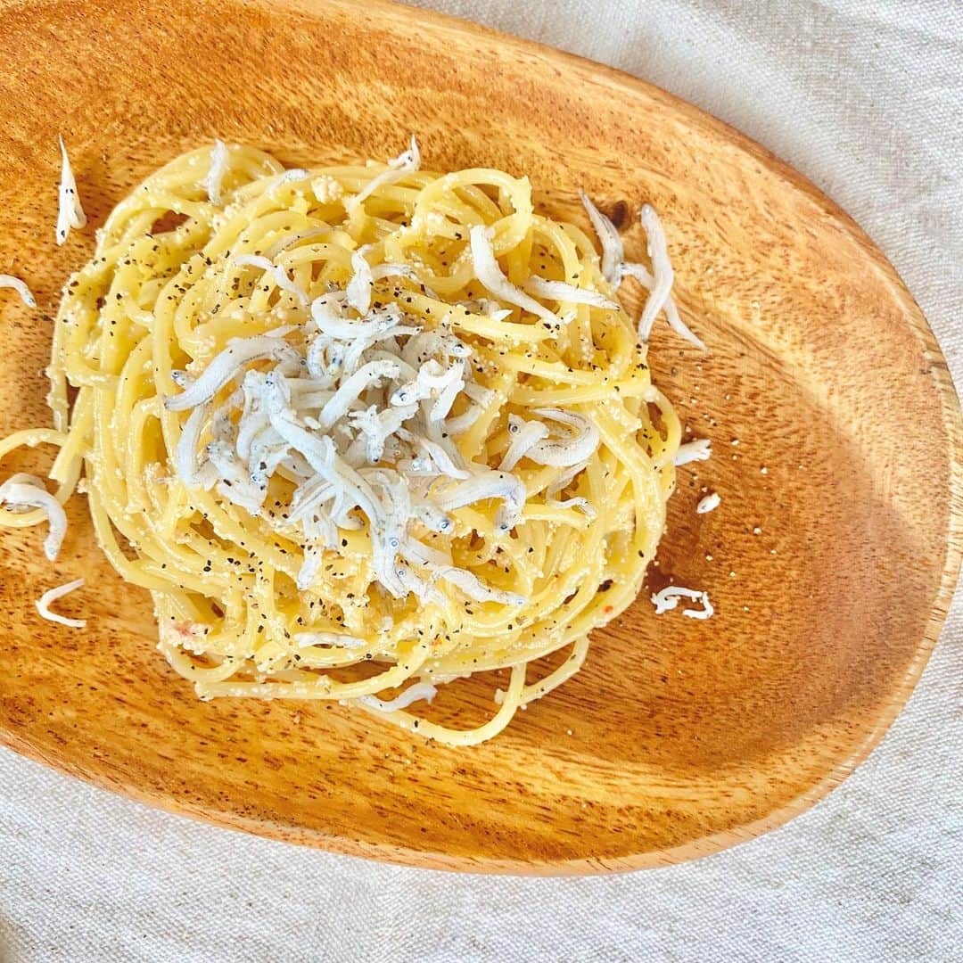 清水麻璃亜のインスタグラム：「#シミズキッチン めんたいしらすパスタ🍝 * いつかインスタライブしながら作ったパスタ 明太子をにんにくとオイルで炒めて バターと醤油で味付けて、パスタと和えて しらす乗っけるだけの簡単パスタ☺︎ 冷蔵庫にあるものでパスタ作るのが好きです🌼 #明太子　#しらす　#パスタ #エイトちゃんのおうち時間」