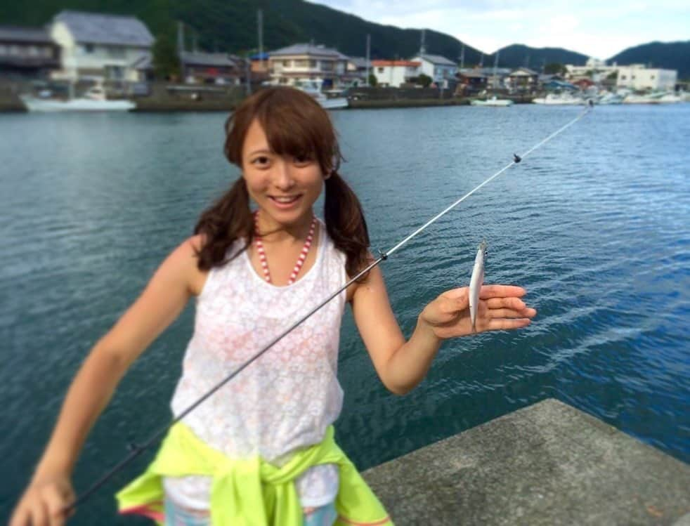 高本采実さんのインスタグラム写真 - (高本采実Instagram)「🎣 写真振り返ってたら 釣り始めた初期頃の写真を見つけた😂 ピッチピチの釣り初心者！ この魚を触るのに少し抵抗ありそうな タックルの持ち方もぎこちない感じ😂 私にもそんな時期がありました🐵 . 当時日焼け止めが大嫌いで塗らない主義やったから めっちゃくろい！！！🐵笑 今は「日焼け止め様〜」なぐらい 手放せないアイテムやけどね🌞 . 18歳の頃です꒰ॱଳ͘꒱ アジが釣れたみたいね🐟🐟🐟 . . . . . #釣り初心者 #アジ #マアジ #アジング #過去ピク #日焼け #日焼け女子  #amberjack  #サマーガール #レア写真 #釣り #釣果 #釣りフォト #tsurijoy  #釣り好き #釣りガール #アングラー #angler #fishinggirl #钓鱼 #高本采実 #あやみん #ayamistagram」4月7日 12時43分 - ayami__summer