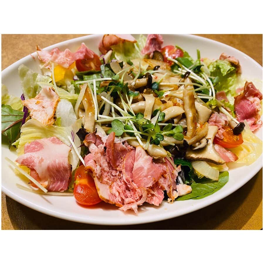 有明ゆなさんのインスタグラム写真 - (有明ゆなInstagram)「仕事終わりにしっかり食べた✌︎ サラダが大きくて嬉しかった！ . . . . #サラダ #salad #パスタ #パスタ好き #パスタ🍝 #ぱすた #pasta #pasta🍝」4月7日 12時48分 - ariake_yuna