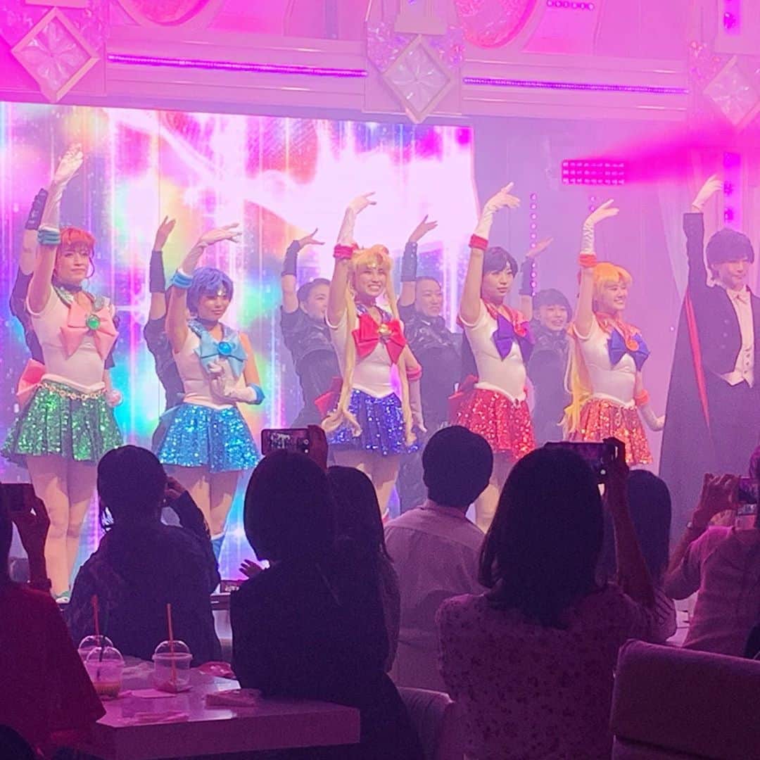 宮島咲良さんのインスタグラム写真 - (宮島咲良Instagram)「ㅤㅤㅤㅤㅤㅤㅤㅤㅤㅤㅤㅤㅤ 文化放送『阿澄佳奈のキミまち！』 昨年9/28の中継でお邪魔した 美少女戦士セーラームーンのショーレストラン 「SHINING MOON TOKYO」🌙🥰 ㅤㅤㅤㅤㅤㅤㅤㅤㅤㅤㅤㅤㅤ あまりに完成度の高いショーに セーラームーン世代の私は大興奮！ もちろん期待はしていたのだけど、正直それ以上にとにかく楽しくて素晴らしくて感動‼️ 店内もキラキラかわいくて乙女心をくすぐります✨ ㅤㅤㅤㅤㅤㅤㅤㅤㅤㅤㅤㅤㅤ 現在は新型コロナの影響で臨時休業中ですが、 再開したらプライベートで 阿澄さんと佑磨さんと一緒に遊びに行こうねって約束してるので、 今はそれを楽しみに！❤️ ㅤㅤㅤㅤㅤㅤㅤㅤㅤㅤㅤㅤㅤ #shiningmoontokyo #セーラームーン #ショーレストラン #文化放送 #kimimachi #宮島咲良  #ミヤジマン #ぼっち戦隊ミヤジマン」4月7日 12時56分 - sakura_miyajiman