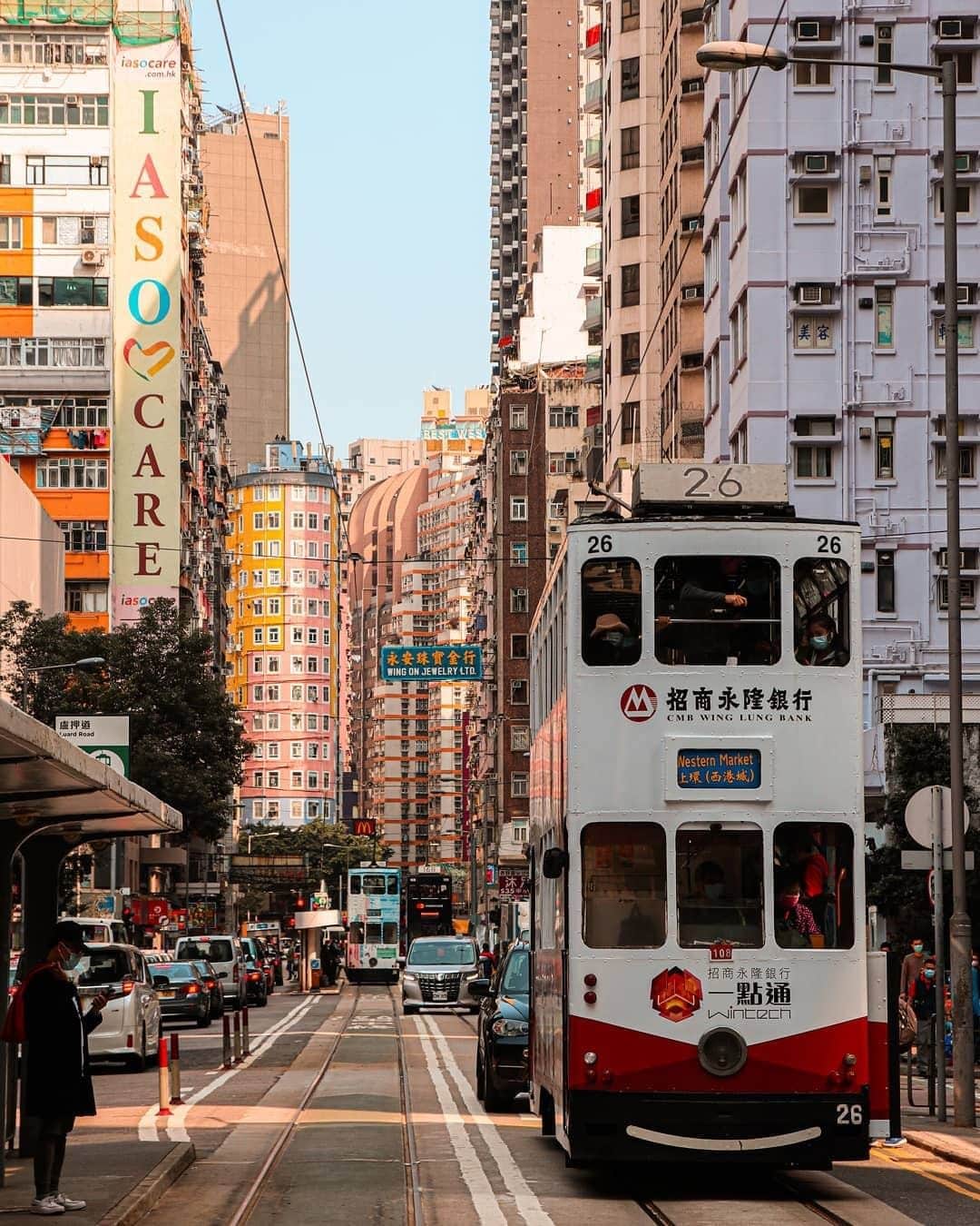 Discover Hong Kongさんのインスタグラム写真 - (Discover Hong KongInstagram)「Be like a tram – slow down and relax. Take a moment to look around, and you may find some little surprises along the ride. 此時此刻，不妨像叮叮車般放慢節奏，讓你可以細看四周，徐徐發掘生活美好。 📷: @aaronographyhk #DiscoverHongKong #staycurious #repost」4月7日 13時00分 - discoverhongkong