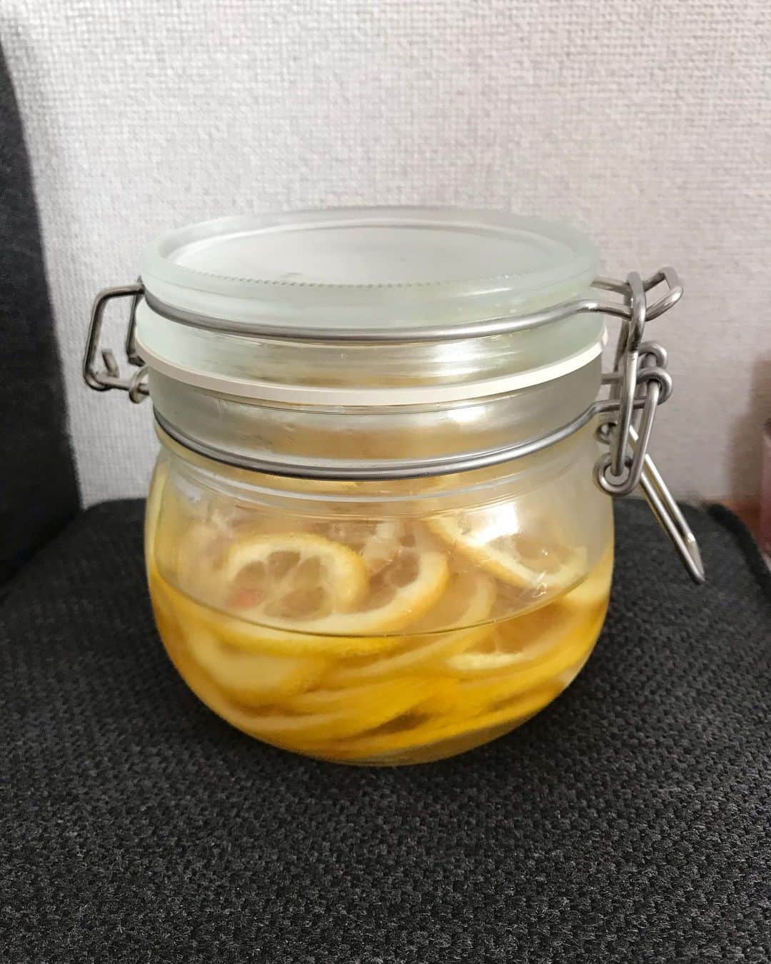 青山倫子さんのインスタグラム写真 - (青山倫子Instagram)「作り方を聞いてくださった方のために。 興味がない方も免疫力アップのために、 おうち時間の合間にいかがですか？ 作り方をお見せしようと思ったのだけれど、 レモンが売り切れていたので文字だけでの作り方です🍋  用意するもの ・輪切りにしたレモンが入る密閉できる瓶 ・レモン 　1〜2コ ・角砂糖 　適量←多め ・はちみつ 　大さじ1くらい ・塩 　適量 ・綺麗な拭くもの  ①これだ、と思う美味しそうなレモンを選ぶ。（私は大きめが好き） ②瓶をグツグツ熱湯のお風呂に入れる。←煮沸 ③レモンの皮の表面をお塩でゴシゴシこすり、美人になったレモンを水で洗い流して拭く。 ④のぼせた（であろう）瓶をやけどに気を付けながら冷まして拭く。 ⑤まな板と包丁の水分を拭いて、自分の包丁さばきを褒めながらレモンを薄めにスライスする。 ⑥瓶に角砂糖を一層敷き詰めて、その上にスライスしたレモンを一層乗せる。（レモンのヘタとおしり以外） ⑦6をひたすら繰り返す。 ⑧レモンを全部乗せ終わったら、はちみつを大さじ一杯くらい上からぐるりと優しくかける。 ⑨冷蔵庫に入れてたまに観察し、瓶の底に水分が出てきたら美味しいレモネードの出来上がり🍋←栄養たっぷり原液  写真は1週間ちょっとくらい経った子だよ。 アイスでもホットでも、紅茶に入れても美味しい。 オリーブオイルを混ぜてドレッシングにしても美味しかったよ。  おうち時間を少しでも楽しく過ごそう。  #青山倫子 #自家製レモネード #免疫力アップ #カロリー高め #飲み過ぎには気を付けてね #おうち時間 #うちで過ごそう #ステイホーム #stayhome #enjoyhome」4月7日 13時10分 - noriko_aoyama1229