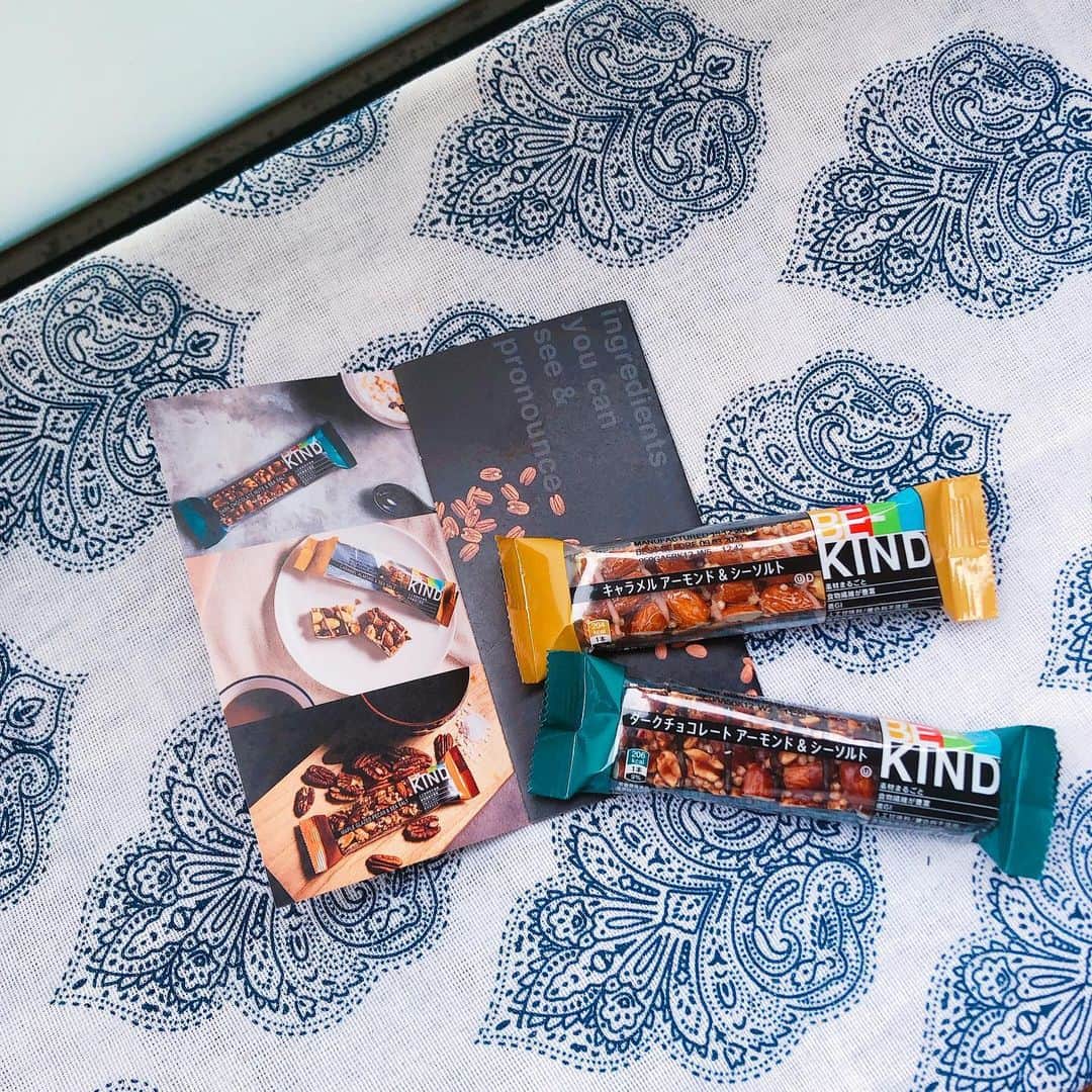 片桐優妃のインスタグラム：「今日4/7発売のBE-KINDナッツバー 🍫 . 私のお気に入りは緑の#ダークチョコレートアーモンドandシーソルト 🐚 . 良質な#たんぱく質 がとれて満腹感があって#朝ごはん や#おやつ にぴったり😋 . #BEKIND #BEKINDナッツバー #KINDナッツバー #からだよろこぶナッツバー#ヘルシーおやつ#KINDバー #カインドバー #チョコレート #おやつ #ナッツ #朝食#間食 #ワークアウト #日本初上陸 #ヘルシー #美容 #おしゃれ#トレンド #healthy#beauty#nuts#chocolate#workout#trend #PR #マースジャパン」