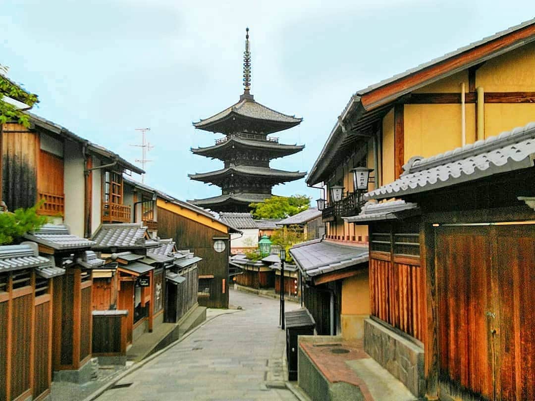 旅行比較サイト・トラベルコ 理想の旅を、いちばん安く。さんのインスタグラム写真 - (旅行比較サイト・トラベルコ 理想の旅を、いちばん安く。Instagram)「“これぞ京都”という風情が漂う道✨﻿ ﻿ #京都 #八坂通り の坂の下から眺めた #八坂の塔﻿ そして坂の上からも眺めてみた趣深い #絶景﻿ ﻿ これは、トラベルコスタッフが昨年4月に京都を訪れた時の写真！﻿ 当時は日中だと観光客が多すぎたので、早朝にお散歩した時に撮ったもの📷﻿ でも、今は昼間でも人通りはまばらなのかな…。﻿ ﻿ 八坂の塔の周辺は、清水寺、産寧坂、二年坂、高台寺など、名だたる観光スポットが集まっているエリア！﻿ じっくりとお散歩してみたいところですよね😊﻿ ﻿ ここ、京都を舞台にしたサスペンスドラマでも、ロケ地によく使われる場所ですよ♪﻿ あの女優さんと俳優さんが、路地裏からふらっと出てきたりして😉﻿ ﻿ なかなかお出かけできない今日この頃ですが #トラベルコで妄想旅行 をどうぞ！﻿ *﻿ *﻿ *﻿ あなたが訪れた旅先での写真に《 @travelko_chan 》《 #トラベルコ 》《 #travelko 》とタグ付けして投稿してみてください！こちらのアカウントで紹介させていただくかもしれません♪﻿ *﻿ *﻿ *﻿ #京都 #京都観光 #古い町並み #八坂の塔 #八坂通り #絶景 #国内旅行 #kyoto #travel #trip #japantrip #japantravel #sightseeing #フォトジェニック #旅行好きな人と繋がりたい #写真好きな人と繋がりたい #女子旅 #一人旅 #カメラ女子 #カメラ男子 #photooftheday #followme #instatravel #travelgram #instagood #instaphoto #travelko #トラベルコ #トラベルコちゃん #トラベルコで妄想旅行」4月7日 13時06分 - travelko_official