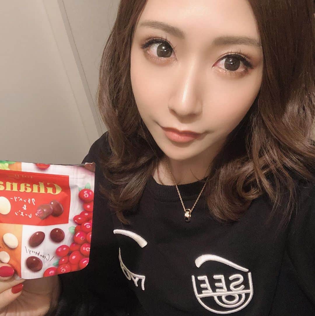 SAYAのインスタグラム：「. . ずっと引きこもり。(このチョコ美味しい) 早くいつもの生活が戻ってきますように。 .」