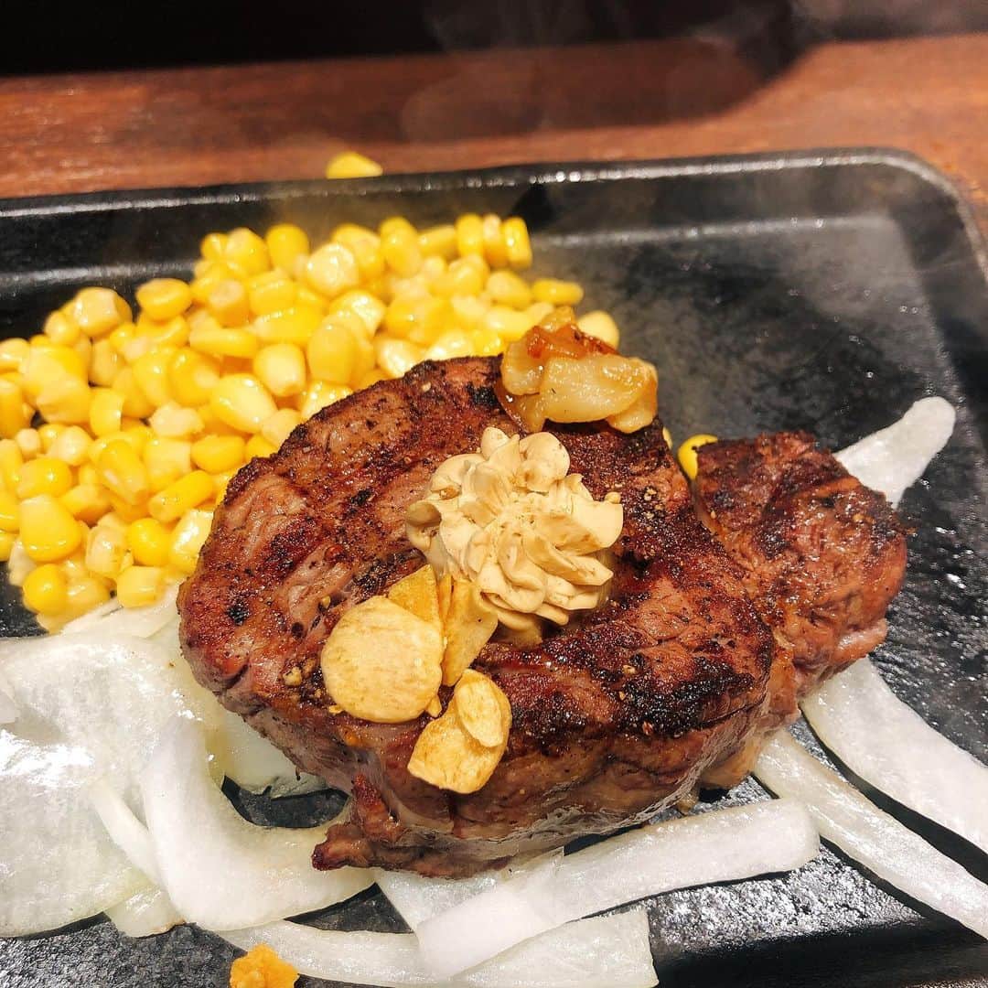 安藤あいかのインスタグラム：「昔からステーキ苦手だったんだけど、まりえがHawaiiで、スーパーで買ったステーキ焼いてくれたのがめちゃんこ美味しくて、忘れられなくて初めていきなりステーキ行ったよ！ヒレ200g！！ 美味しかったよー🥩✨ ステーキ苦手克服👍 また食べたい  #いきなりステーキ #塩胡椒で食す」