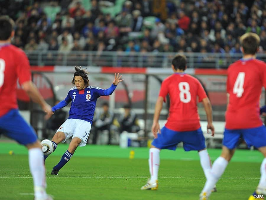 日本サッカー協会さんのインスタグラム写真 - (日本サッカー協会Instagram)「【#OnThisDay】2010.4.7🔙 ・ キリンチャレンジカップ2010 #SAMURAIBLUE 0-3 セルビア 📍長居スタジアム ・ 2010FIFAワールドカップ南アフリカ開幕を目前に控え、行われた一戦。1枚目は当時の大会ポスター。現在もJFA.jpで壁紙がダウンロード可能です📲 ・ GK #楢崎正剛 DF #中澤佑二 #栗原勇蔵 ⇒HT #石川直宏 #徳永悠平 #長友佑都 MF #中村俊輔 ⇒70' #山瀬功治 #稲本潤一 #遠藤保仁 ⇒82' #槙野智章 #阿部勇樹 FW #岡崎慎司 #興梠慎三 ⇒HT #玉田圭司 ⇒82' #矢野貴章 ・ #jfa #daihyo」4月7日 13時47分 - japanfootballassociation