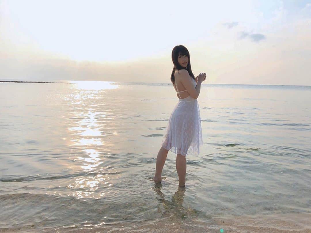 石田桃香さんのインスタグラム写真 - (石田桃香Instagram)「発売中「スピリッツ」オフショット📸 この状況だけど少しでも窮屈な気持ちの癒しになれたらいいなあと日々思います。皆さんに届いてほしい〜！ 私もはやく海とか自然の中で撮影したい🕊 こんな時こそ想像羽ばたかせような〜！！ #スピリッツ　#浪速のピーチ姫 #gravure」4月7日 13時55分 - isd_momoka