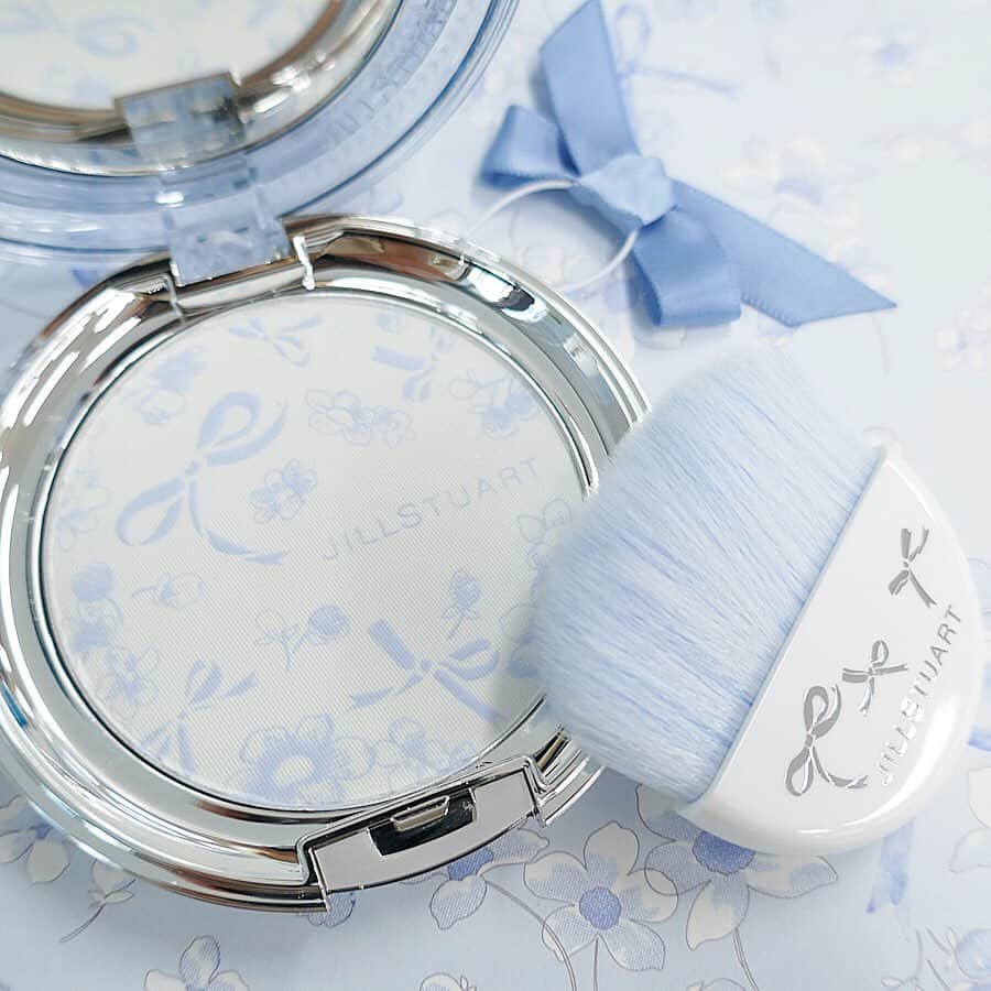 美的 Biteki's official Instagram! さんのインスタグラム写真 - (美的 Biteki's official Instagram! Instagram)「花嫁が幸せになれるという言い伝えのある“Something Blue”から着想を得た、ジルスチュアートの“Something Pure Blue”シリーズが2020年も限定で登場！  今年は、素敵な縁を結ぶ“ブルーリボンシャワー”をモチーフに、ピュアな香りと祝福感溢れる幸せに満ちたアイテムが揃います。 ＼ラインアップ／ ◆「ジルスチュアート　クリスタルブルーム　サムシングピュアブルー　オードパルファン（30ml ￥5,500税抜）」※画像1枚目 人気の「クリスタルブルーム　オードパルファン」の香りをそのままに、多彩なフローラルブーケがウェディングヴェールのやわらかな透明感を表現した、ふんわりピュアな香りのオードパルファン。 ペア（梨）やアップルによるクリスタルフルーティノートから始まり、ミドルノートはピュアな透明感を演出するミュゲやピーチ、幸福感を演出するオレンジフラワー、ジャスミン、ローズなどからなるリッチフローラルノートに。 エンドノートは、クリスタルムスクやオスマンサス、チュールアコードが花嫁の純潔な美しさを表現します。 💕💕💕 ◆「ジルスチュアート　クリスタルブルーム　サムシングピュアブルー　オードパルファン　ローラーボール（10ml ￥2,800税抜）」 「ジルスチュアート　ローラーボール ポケット S（￥1,000税抜）」※画像1枚目 香りを手軽に持ち歩いて楽しめるローラーボールタイプ。耳の裏、手首、うなじなどに、いつでもどこでもオンできます。天面にブルーのスワロフスキー®が輝く限定デザインも素敵。ぜひ、専用のローラーボールケースと一緒に手に入れて♪ ✨✨✨ ◆「ジルスチュアート　クリスタルブルーム　サムシングピュアブルー　パフュームド ハンド エッセンス（40.3g ￥2,400税抜）」 限定フレグランスのハンドエッセンス。肌なじみの良いオイルや香りが溶け、心地よい清涼感のあるタッチで手肌を包み込みます。 ブルーリボンが描かれた限定デザインも要チェック。 ✨✨✨ ◆「ジルスチュアート　サムシングピュアブルー　イノセントフェイスパウダー（10g ￥5,000税抜・画像2枚目）」 青みを帯びたホワイトのパウダーが、上質なツヤと透明感のある肌に仕上げる限定フェイスパウダー。極小のシルバーの面パウダーを配合し、くすみを飛ばしてピュアな肌を叶えます。限定の香りは、使うたびうっとりとした気分に。 ✨✨✨ ◆「ジルスチュアート　サムシングピュアブルー　ダイヤモンド グレイズ　リップバーム（7g ￥2,400税抜・画像3枚目左）」 唇を乾燥から守りつつ、ラメ感の輝きも自由にオンすることができるリップバーム。外側のホワイト部分は、唇に潤いを与えるトリートメントバーム層（ノンパール）、クリアブルーの中央はブルー、ピンク、シルバーのパールを配合したダイヤモンドグレイズ層になっています。 ✨✨✨ ◆「ジルスチュアート　サムシングピュアブルー　マイリップス（￥2,800税抜）」 唇の水分に反応して色づくティントリップスティック。透明感を引き出す純潔なクリアブルーに、ブルーとピンクの繊細なパールを配合した限定色は、ピュアな血色感とツヤを演出します。 ✨✨✨ ◆「ジルスチュアート　サムシングピュアブルー　フラワーネイルオイル（7ml ￥1,800税抜・画像3枚目右）」 サムシングピュアブルーだけの特別なブルーとクリアの二層のネイルオイル。さらりとなじみ、しっとりなめらかな指先に整えます。限定のサムシングブルーブーケの香り付き。 💕💕💕 4月24日より限定発売スタート！ぜひチェックしてみて！ #ジルスチュアート#JILLSTUART#クリスタルブルーム#サムシングピュアブルー#フレグランス#オードパルファン#香り#花嫁#wedding#ハンドクリーム#リップ#リップバーム#フェイスパウダー#限定#コスメ#bitekicom#コスメレポ」4月7日 13時58分 - bitekicom