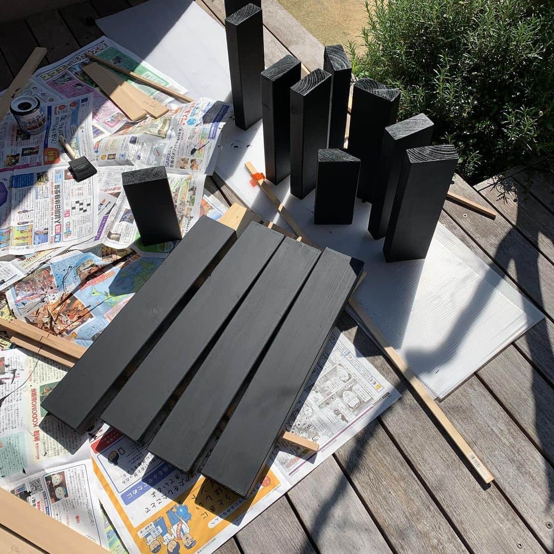 津田篤宏さんのインスタグラム写真 - (津田篤宏Instagram)「プレートのラックを作る ホームセンターで木をカットしてもらい色を塗り塗り 乾かして今からねじねじします」4月7日 13時58分 - ggoigoisu