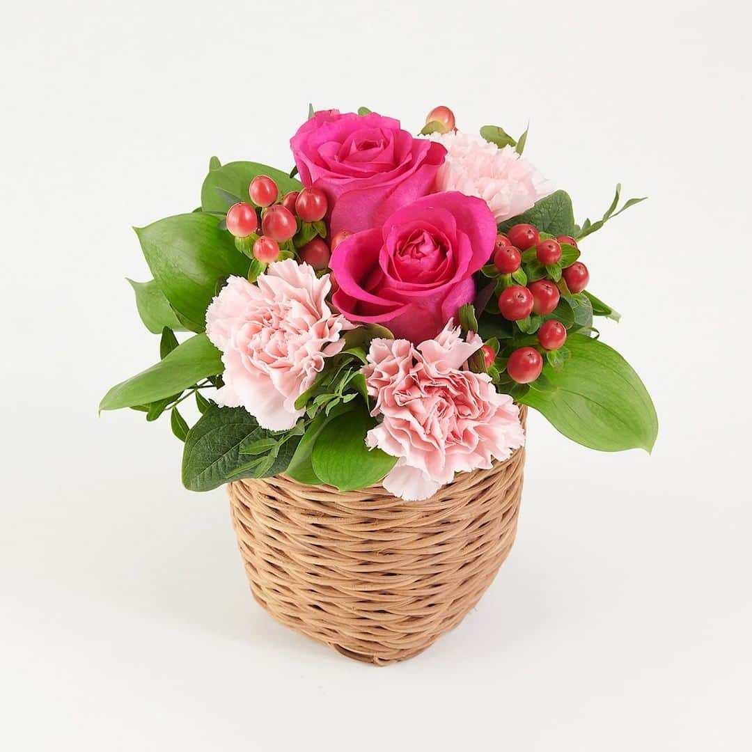 無印良品さんのインスタグラム写真 - (無印良品Instagram)「【母の日の花】いろどりを贈る - いつまでも元気でいてほしい、そんな想いが伝わる華やかな花束とアレンジメント。 ⼿間ひまをかけて育てられたお花をたっぷり使った、人気の定番ギフトです。 母の日のギフトカードを添えて、全国にお届けします。 - #無印良品 #MUJI #母の日 #母の日プレゼント #母の日ギフト #カーネーション #バラ #薔薇 #ガーベラ #プリザーブドフラワー #アレンジメント」4月7日 14時00分 - muji_global