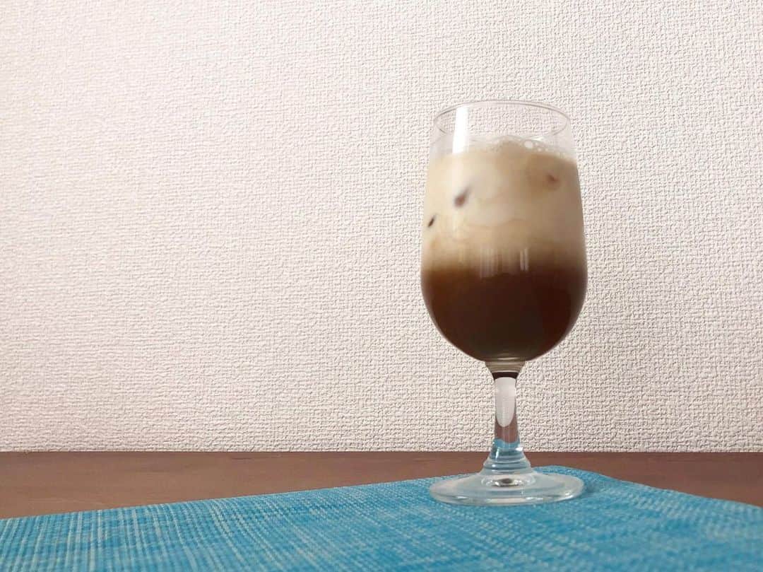 相沢梨紗さんのインスタグラム写真 - (相沢梨紗Instagram)「【黒糖ソイミルクコーヒー】 . 宮古島の親戚が送ってくれた黒糖🌺いつものコーヒーに入れて豆乳で✨ . 黒糖はドリップする時にカップに入れておいてとかしました〜。 . おうちでカフェの気分☕️💕 . . . #stayhome #staysafe #homemade #homecafe #handdripcoffee #coffee #coffeetime #coffeelover #cafetime #珈琲 #黒糖 #soymilk」4月7日 14時00分 - risacheeese