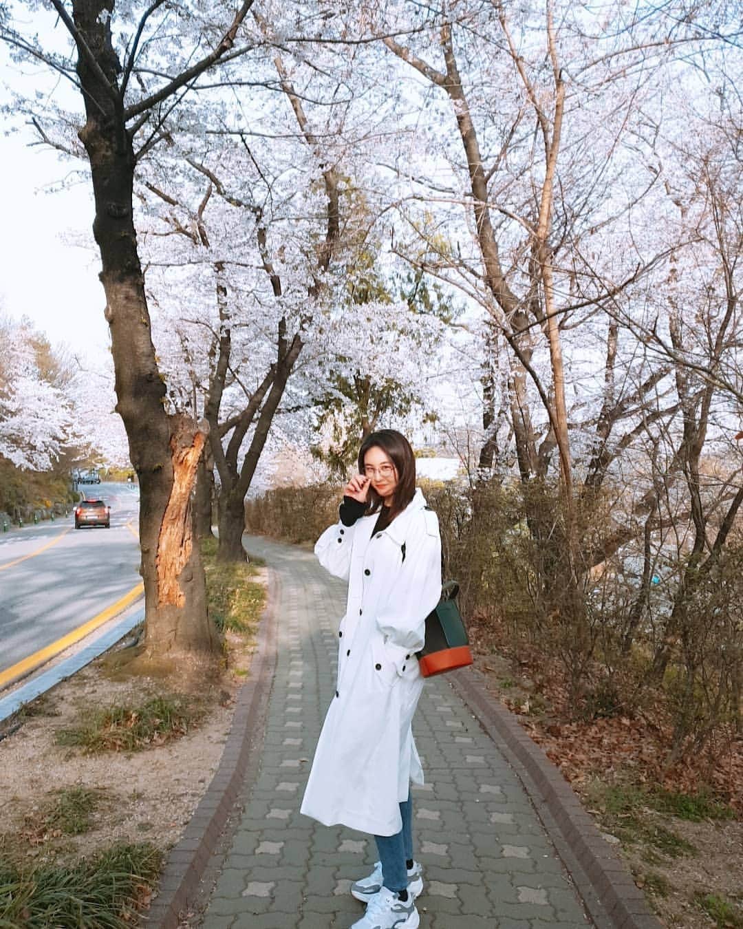 のインスタグラム：「4월 차타러가는길에예뻐서 사람없을때마스크살짝넣어두고 . . . 날이따뜻하지만, 코로나19는아직도기승,, 모두들조심!」