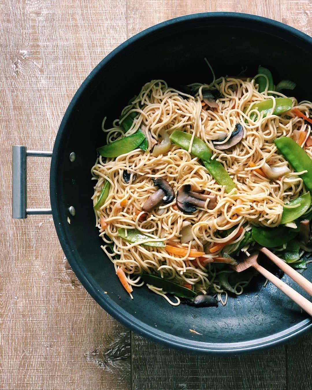 Antonietteのインスタグラム：「Score! 🥅 ⚽️ I found a big pack of dried Filipino pancit canton noodles in the pantry! I swear, everyday is like the Food Network series, “Chopped”, just using what I have in stock, minus that surprise ingredient (yeah the apricot jelly I had wouldn’t have worked here..or would it? 🤔) lol. Made it vegetarian for #meatlessmonday with the veggies I had: snow peas, carrots, onion, mushrooms and celery. I was annoyed because I had chopped cabbage as well but I forgot to put it in. Oh well, it’ll be used another day, maybe for lunch tomorrow. Coleslaw perhaps? #quarantinecuisine」