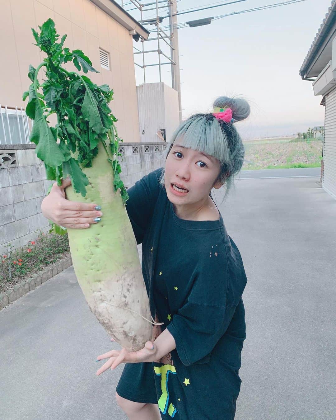 KARIN さんのインスタグラム写真 - (KARIN Instagram)「じぃちゃんの畑で大きな大根とれたみたい😳😳 かりんの半分くらいのサイズあってびっくりした🤣 こんな時期なのですっぴんですが…」4月7日 14時16分 - karin.tempurakidz