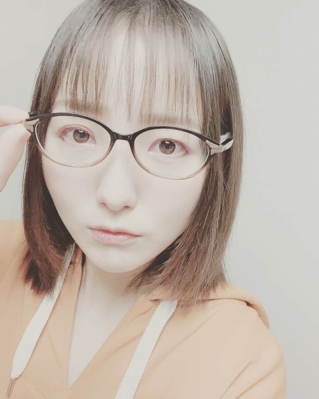 長久友紀のインスタグラム：「以前Twitterで言ってた自分への誕生日プレゼントに、👓新メガネ👓を購入しましたー！✨(実は結構前に買ってた) このメガネ、何か他のと違うところがあるんです…！ 分かるかな…？♪ ヒントは「あれがない！」です٩꒰๑ơ౪ơ꒱۶♥  #メガネ女子  #眼鏡女子 #メガネ　#眼鏡」