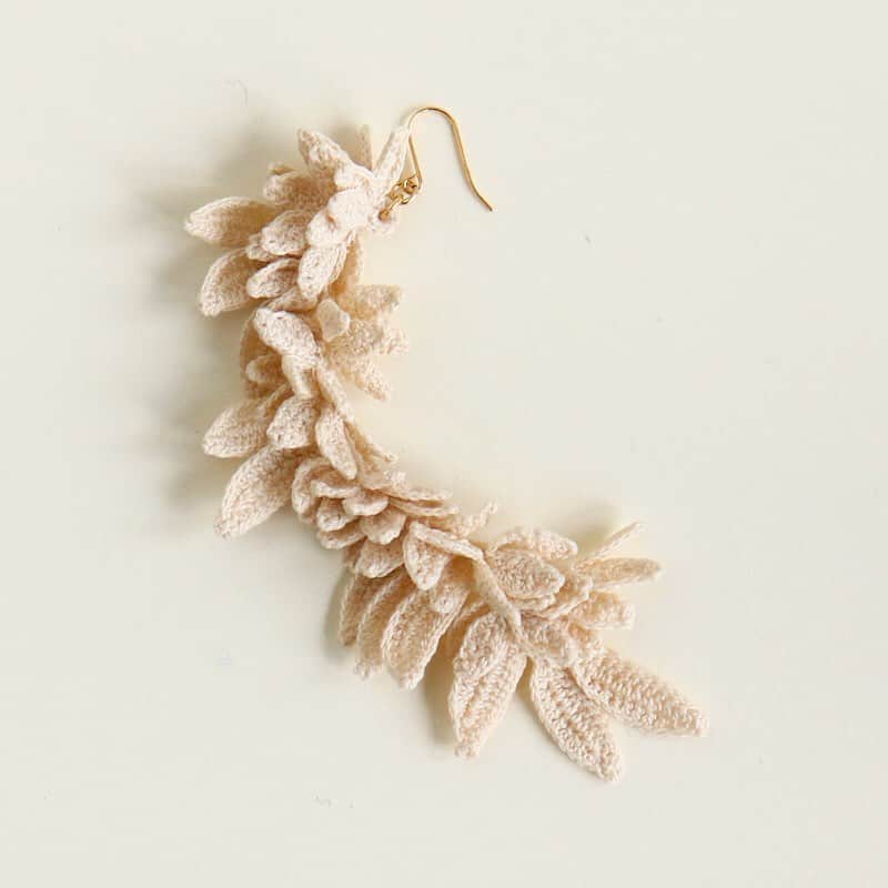 のインスタグラム：「【オンライン「ブローチ博&耳飾りパーティー」week2 出品者紹介：shizuka, d.s.】 かぎ編みの手法を用いて、植物モチーフのアクセサリーを制作するshizuka, d.s.。立体感のある作品は、見る角度によって表情を変えます。大きめの耳飾りは、身に付けるだけで顔の周りを明るく演出してくれますよ。落ち着いた色味だから、派手になりすぎないのも嬉しいポイント。上品さをプラスしてくれるshizuka, d.s.のアクセサリーと共に、春を迎えませんか？ . ▶︎オンラインショップ「えりすぐり手紙舎」は「@kamihaku2020」のリンクへ . ▶︎開催スケジュール（改訂版）などの詳細は「@tegamisha」のリンクより手紙社公式サイト「NEWS&TOPICS」へ . ▶︎ week2は4月12日（日）18:00まで . ▶︎ 事前に商品をチェックできる「プレビュー期間」は、オープン日前日の18:00〜当日9:00まで . #手紙社#手紙舎#tegamisha#紙博#kamihaku#紙博inえりすぐり手紙舎#紙博in仙台#えりすぐり手紙舎#手紙社オンラインショップ#オンラインショップ#ブローチ博#耳飾りパーティー#耳飾り#ピアス#pierce#イヤリング#earring#イヤーカフ#earcuff#ブローチ#brooch#shizukads」