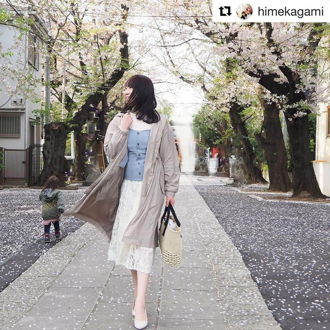 パシオスさんのインスタグラム写真 - (パシオスInstagram)「Repost @himekagami ・・・ 今年はゆっくりお花見はできないけど﻿ 人が全然いない桜吹雪の中、お散歩くらいはいいよね。﻿ ﻿ そんないつかのコーデは全身パシオスで。﻿ キッズやベビー、ママのアイテムまで幅広く揃っていてプチプラだから、﻿ 娘の服を買いに行くついでにママのも。﻿ ﻿ まだまだ手がかかる小さい娘たちがいるので、土や絵の具、食べ物などで﻿ すぐ汚れちゃうし、サイズアウトも早いから、助かっています。﻿ ふと立ち寄った広い公園の芝生でも心置きなく座れちゃう（笑）﻿ 娘とサイズ違いで買ったかごバッグでお揃いコーデも楽しんでみたり。﻿ ﻿ ﻿ そしてなんで今日、「緊急事態宣言」で入学式や入学式延期（涙）﻿ 1日遅かった…今日全国の学校で入学式や始業式をしていて﻿ 泣く泣く欠席させたママ・パパはいっぱいいたはず。﻿ 子どもの命が一番大切だっていうことはみんなわかってる。﻿ でも、人生の節目の入学式を欠席させるって親子ともにどんな気持ちだったか。。。﻿ ギリギリまで出席するか欠席するか悩んで、胃が痛い親がどれだけいたか（涙）﻿ ﻿ 新一年生を持つママとして、本当に悩んだ１週間でした…。﻿ 明日からゴールデンウィークまでは勉強も遊びも娘たちとべったり。﻿ パパと時間割を作っておうちでしっかり娘たちと向き合う時間にしようと思います。﻿ ﻿ ﻿ @paseos_official ★コーデアイテム（品番）﻿﻿ ・パンプス　　3151586624﻿ ・かごバッグ　﻿3251241362 ・ワンピース　﻿4110464805﻿ ・トップス ﻿4110129605﻿ ・スカート　﻿4353169161﻿ ﻿ ﻿ #女の子ママ #ママコーデ #お洒落さんと繋がりたい #おしゃれさんと繋がりたい #プチプラコーデ #パシオス #pr #パシオスコーデ #パシオスコーデ部﻿﻿﻿」4月7日 14時29分 - paseos_official