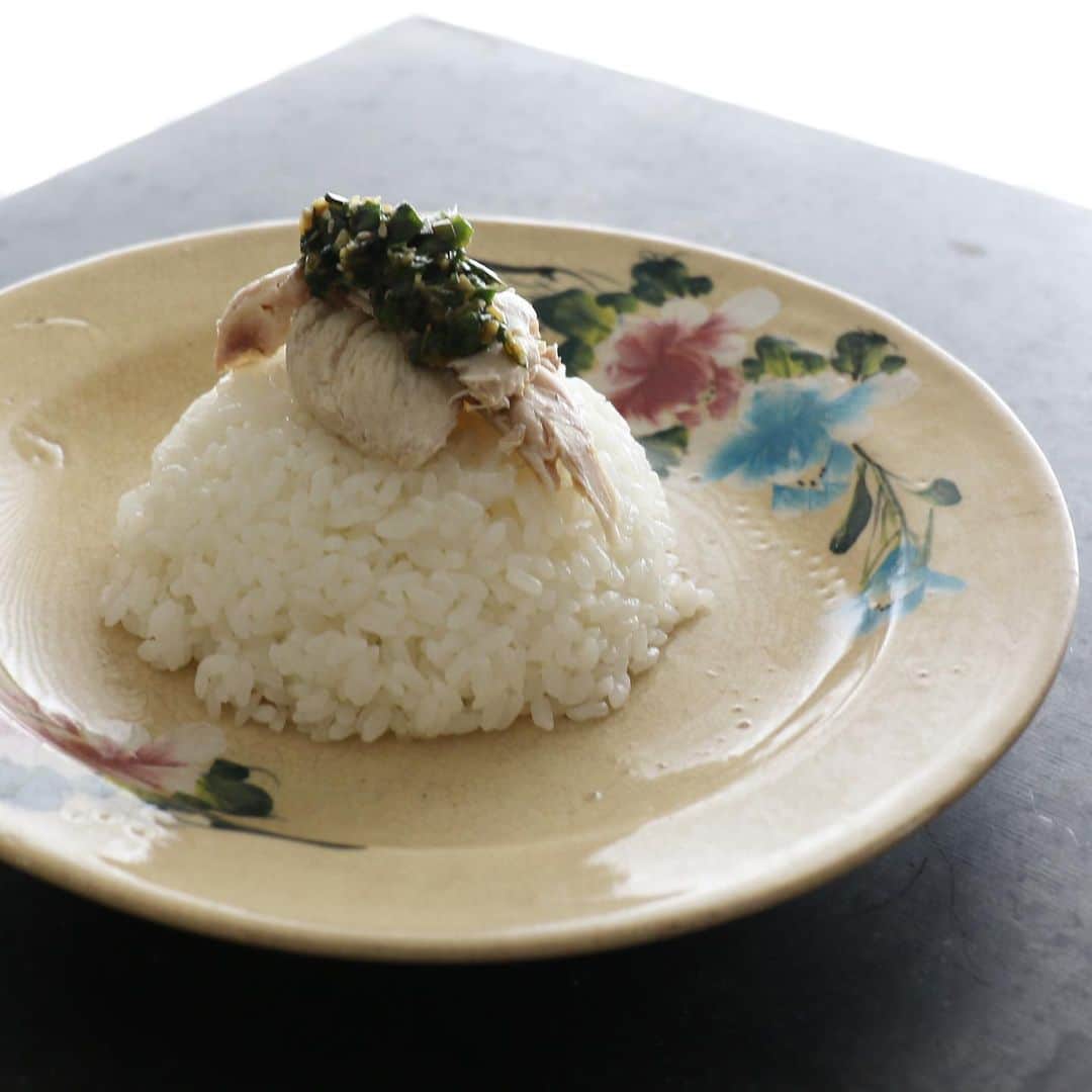 馬場裕之のインスタグラム：「手羽元で簡単鳥スープ🍲からのコムガー、カオマンガイ、海南鶏飯 ①お鍋に水1リットルを入れにんにく1かけ、しょうがスライス2枚、手羽元3本、お酒大さじ1を入れ強火にかけます。 ②沸騰したら灰汁を茶こしやおたまでとったら弱火にして、蓋をして1時間煮るだけで鳥スープの完成です。 手羽元を使う事で灰汁取りも1回で臭みのない鳥スープが簡単に出来ますよ。 このスープを使ってお豆腐、野菜、きのこを入れて塩胡椒で味付けすればとても美味しいスープになります。 スープが余ったら冷蔵庫で冷まして、お米をスープで炊いて手羽元のお肉をほぐしてのせ、万能ニラダレをかければ完成です😊  #おうち時間  #おうちごはん  #吉本自宅劇場  #馬場ごはん」