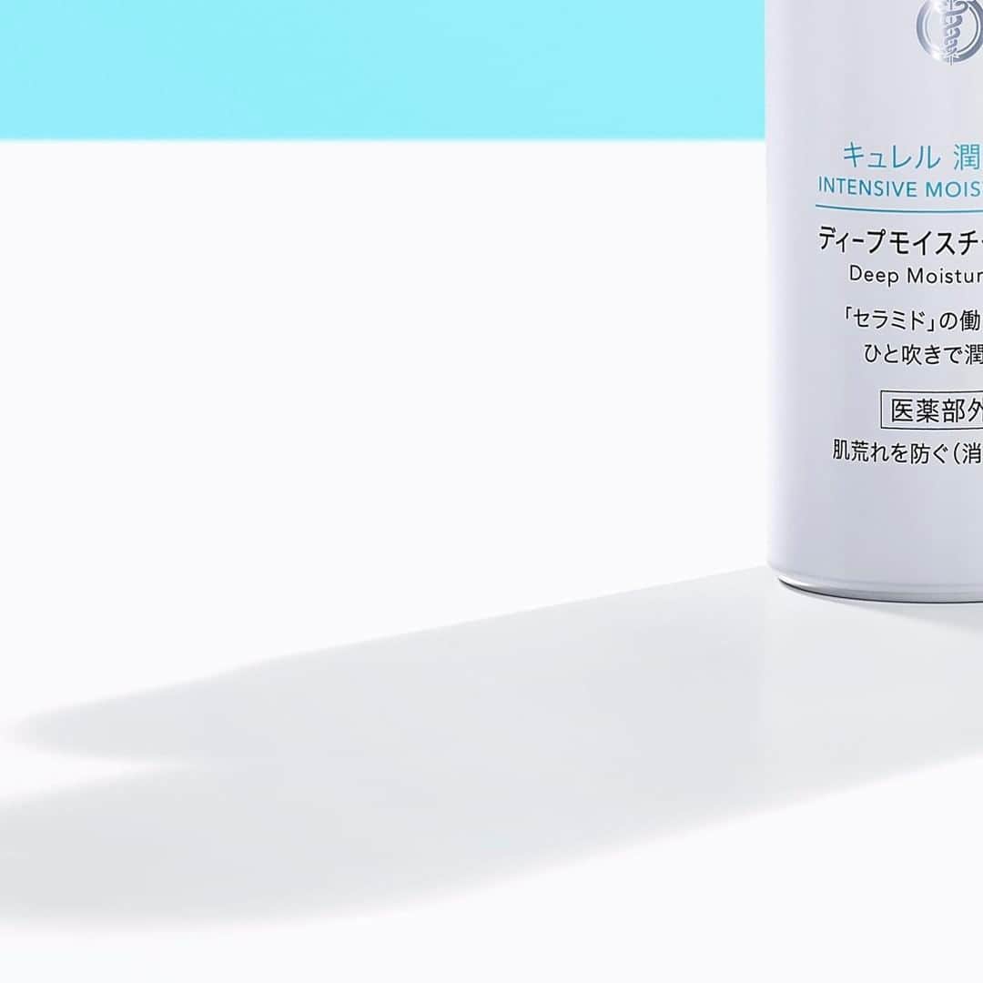 キュレル公式のインスタグラム：「キュレル ディープモイスチャースプレー、発売が始まりました！  消炎剤配合で肌荒れを防ぎます。 肌の奥（角層）までしっかり潤います。  お風呂あがり、手が届きにくい背中などにも シュッとひと吹き。 日中も、カサつきが気になるたびに「セラミドケア」できますよ。  ぜひ試してみてくださいね。  #キュレルスプレー #キュレル #curel #医薬部外品 #乾燥性敏感肌 #乾燥肌 #敏感肌 #ディープモイスチャースプレー #キュレルディープモイスチャースプレー」