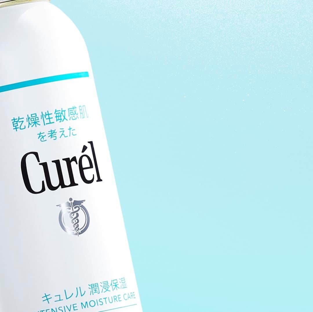 キュレル公式のインスタグラム：「キュレル ディープモイスチャースプレー、発売が始まりました！  消炎剤配合で肌荒れを防ぎます。 肌の奥（角層）までしっかり潤います。  お風呂あがり、手が届きにくい背中などにも シュッとひと吹き。 日中も、カサつきが気になるたびに「セラミドケア」できますよ。  ぜひ試してみてくださいね。  #キュレルスプレー #キュレル #curel #医薬部外品 #乾燥性敏感肌 #乾燥肌 #敏感肌 #ディープモイスチャースプレー #キュレルディープモイスチャースプレー」